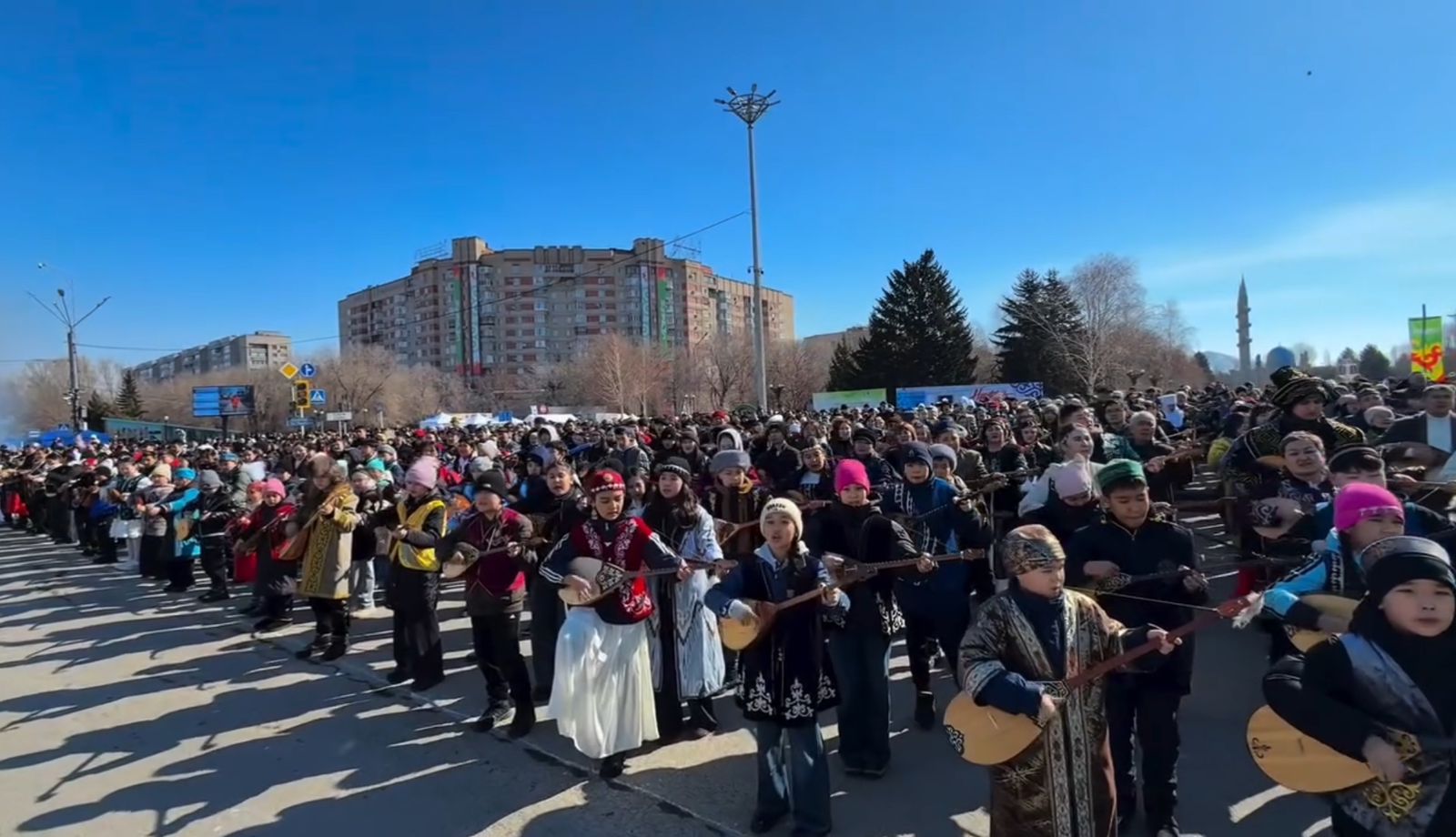 «Қолына домбыра алған тәртіп сақшылары: ШҚО полицейлері әлемдік рекорд орнатуға атсалысты»