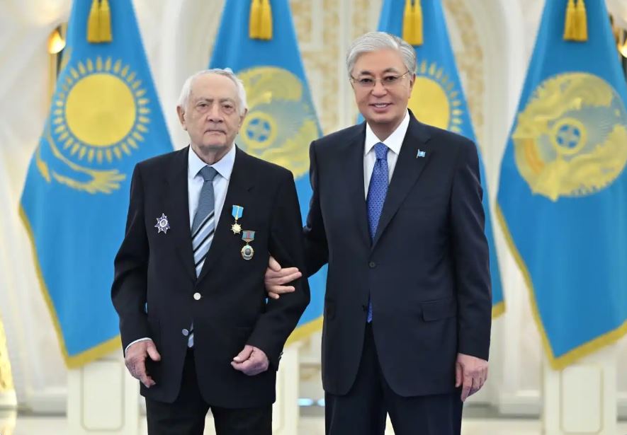Президент Қасым-Жомарт Тоқаев Ерванд Ильинскийге «Қазақстанның Еңбек Ері» атағын тапсырды
