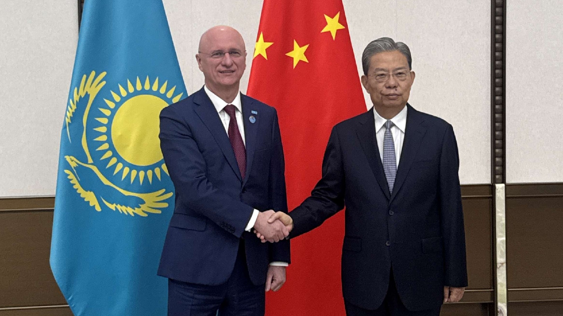 ҚР Премьер-министрінің бірінші орынбасары Роман Скляр Бүкілқытайлық халық өкілдері жиналысы Тұрақты комитетінің төрағасы Чжао Лэцзимен кездесті