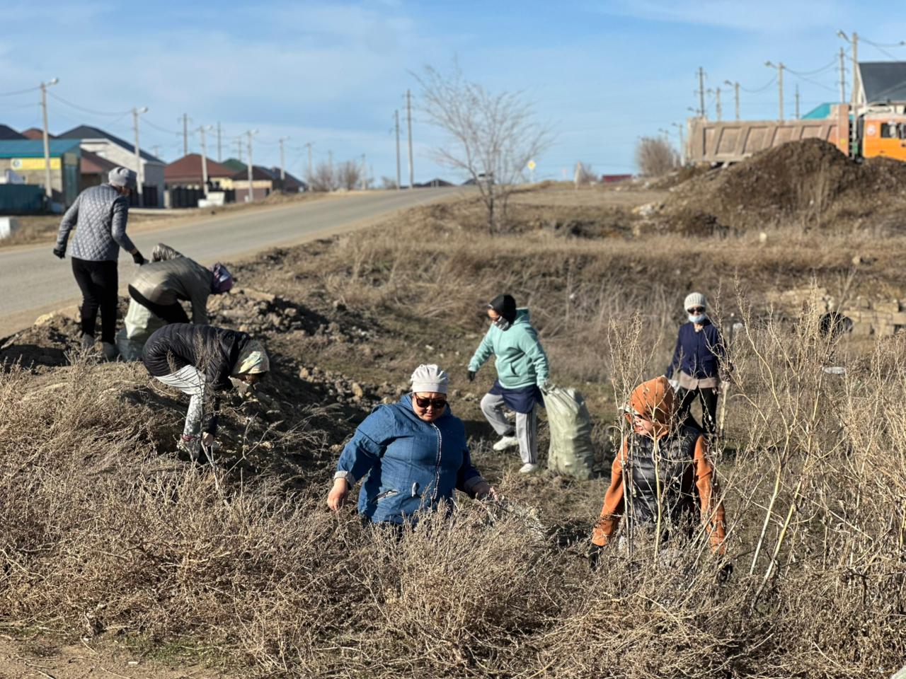 «Таза Қазақстан» акциясы аясында Алғада 200 тоннаға жуық қоқыс полигонға шығарылды