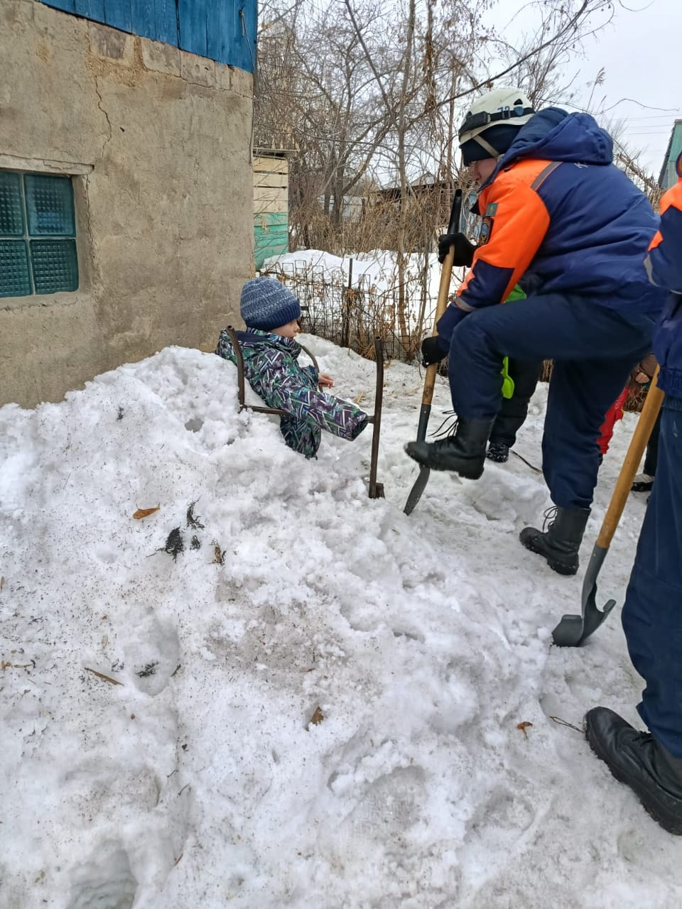 Достар қоңырау шалды, ал құтқарушылар келіп құтқарды