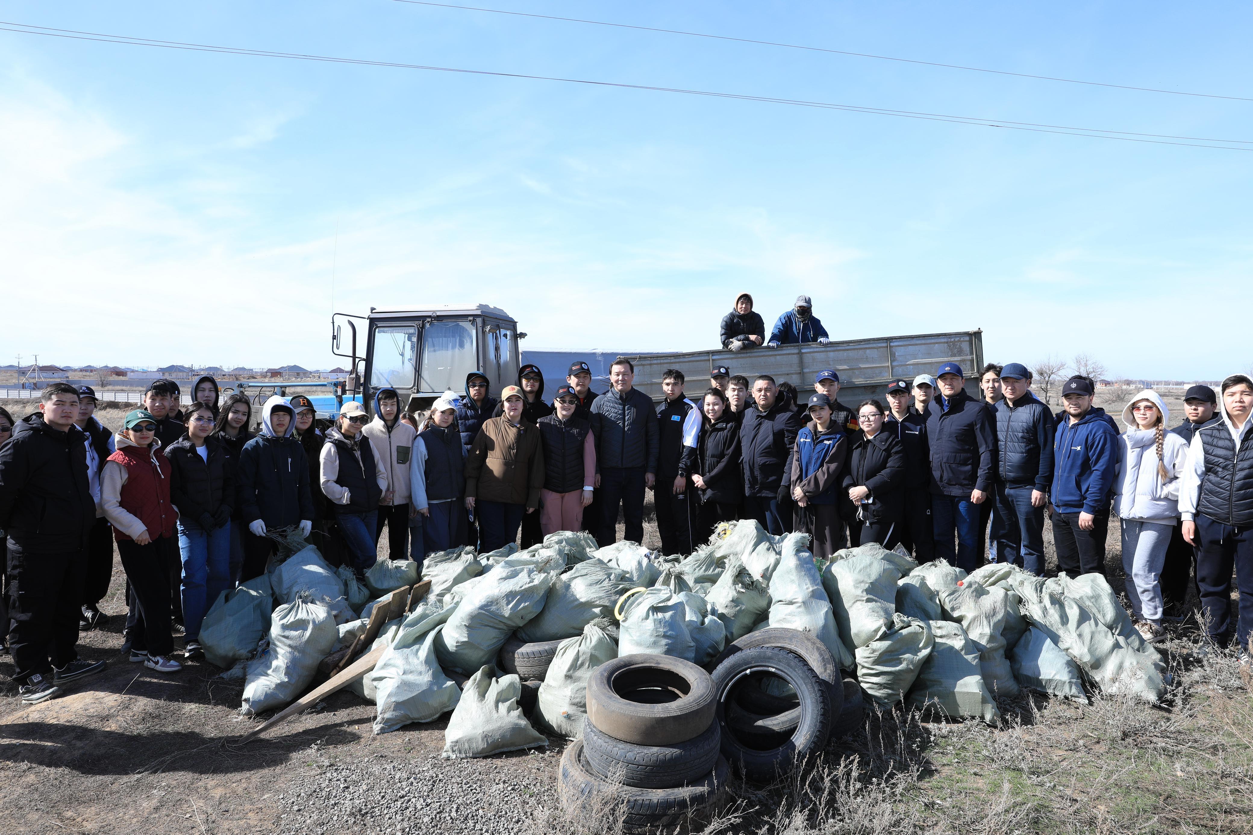 Свыше 200 молодых актюбинцев вышли на субботник в рамках акции «Таза Қазақстан»