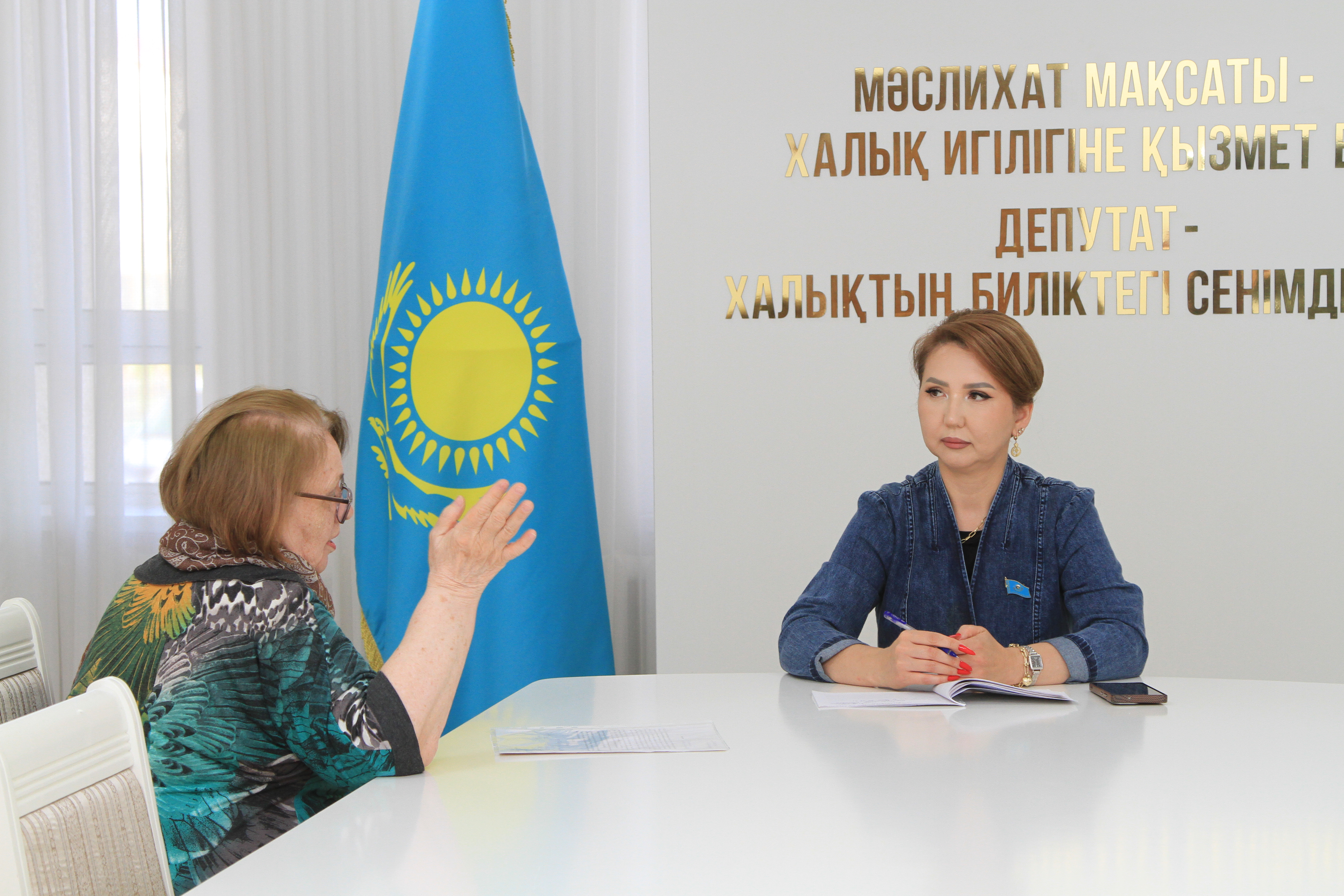 Депутаттар тұрғындарды қабылдады