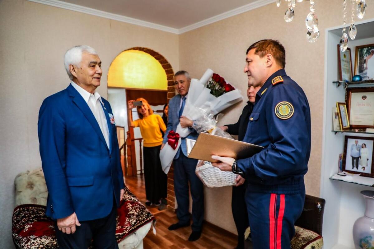 Елордада полицейлер ІІО құрметті ардагерін 80 жас мерейтойымен құттықтады
