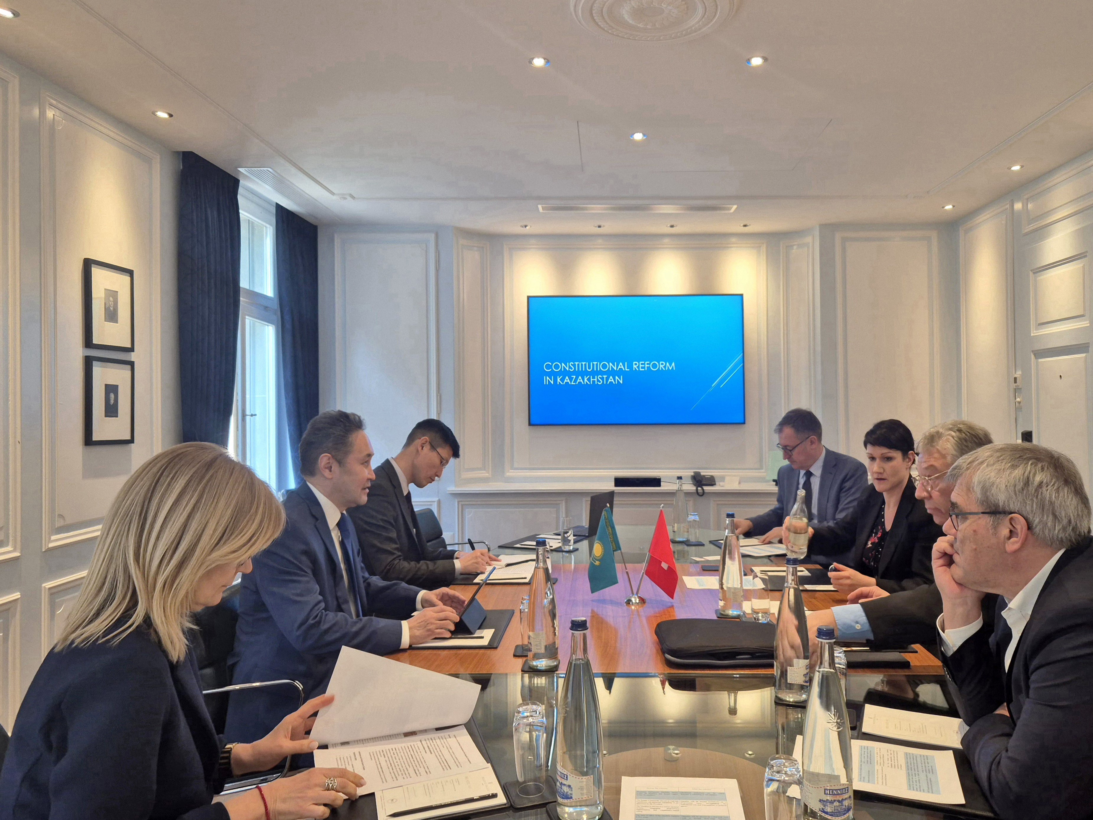 Бернде жаңа Конституцияның жобасы бойынша брифинг өткізілді