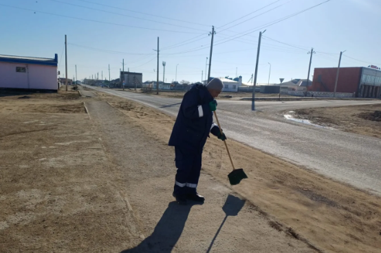 Қызылтөбе  ауылдық  округі  бойынша  жаяу жүргінші  жол  бойларын  санитарлық  тазарту жұмыстары жүргізілуде.  📍Қызылтөбе ауылдық округі әкімі аппаратының баспасөз қызметі.