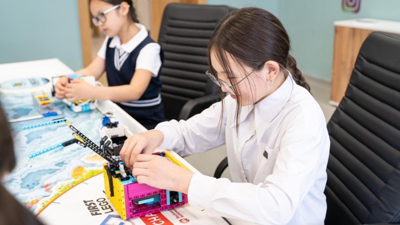 Почти 89 тысяч ученических мест введено за счет средств, изъятых у коррупционеров