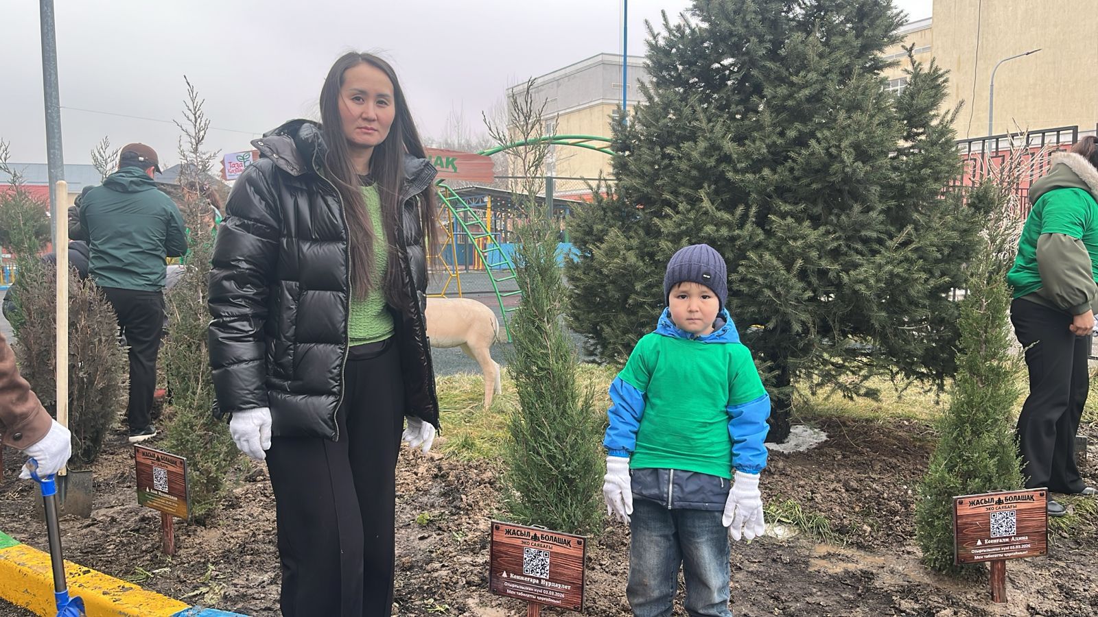 Именные деревья высадили дети с родителями в рамках экоинициативы «Таза Қазақстан» в Алматы