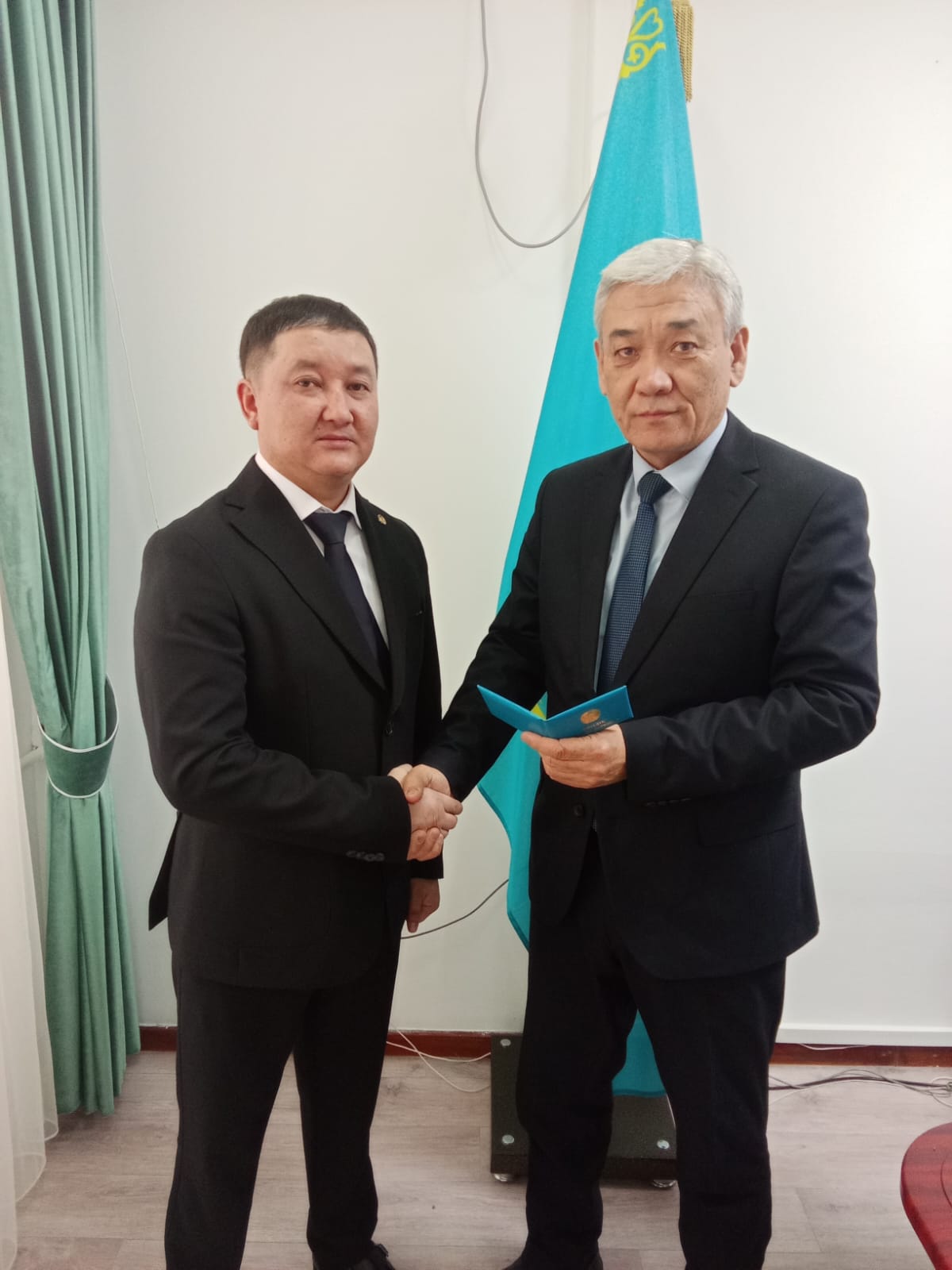 Избранному акиму Махамбетского сельского округа Махамбетского района вручено удостоверение