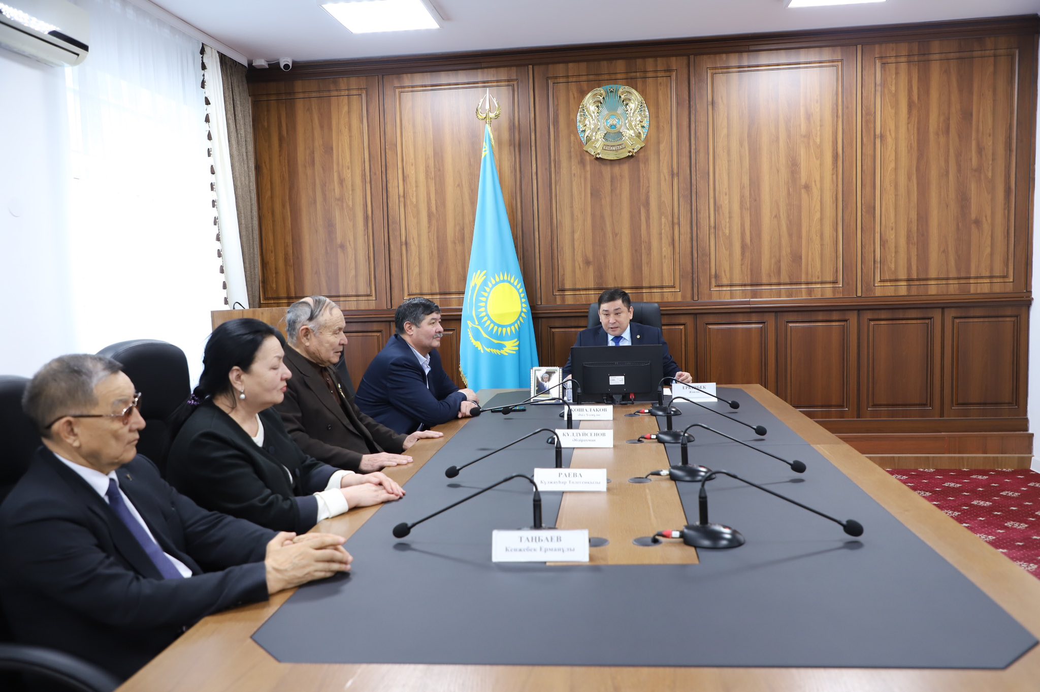 Аким района поздравил с Днем благодарности и вручил специалистам различных сфер «Благодарственные письма» акима области.