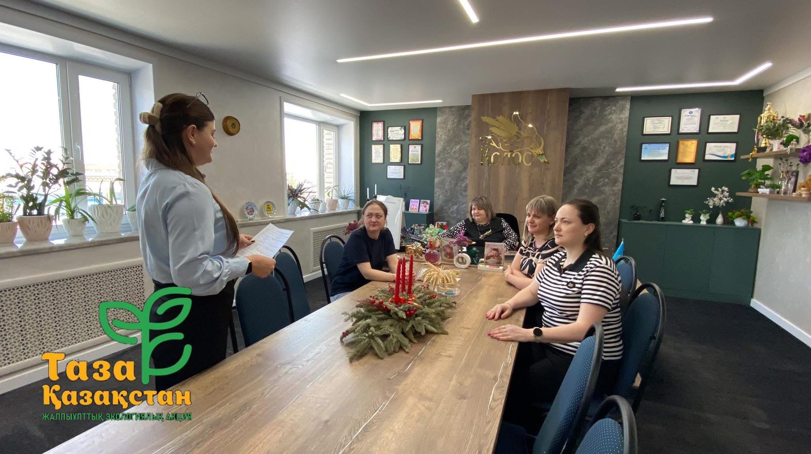 В селе Свердловка в рамках республиканской экологической программы «Таза Казахстан» аким Свердловского сельского округа провела разъяснительную беседу с жителями по Правилам благоустройства придомовой территории.