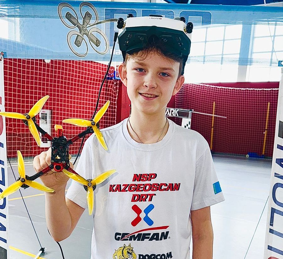 Школьник из Караганды взял четыре золота на чемпионатах страны по дрон-рейсингу