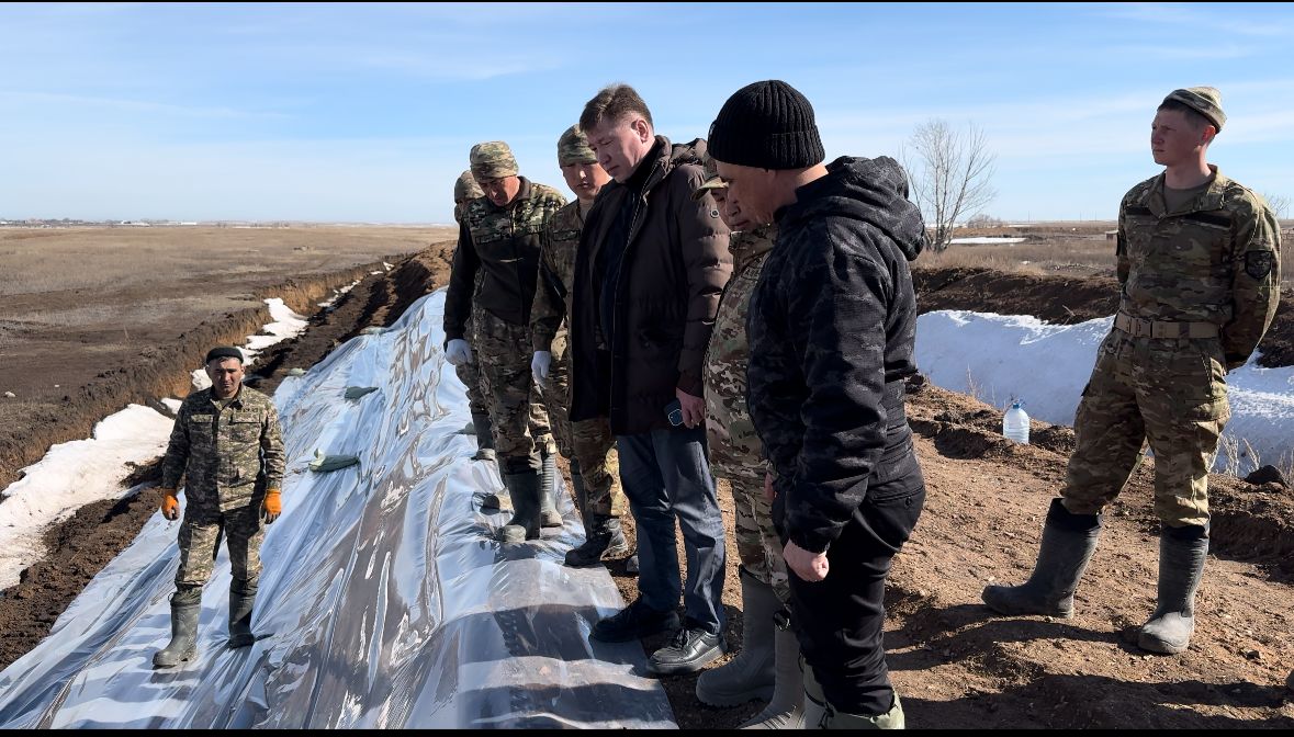 Есіл ауданының әкімі Серік Балжанов су тасқынына қарсы іс-шаралар аясында Двуречное ауылына жұмыс сапарымен барды