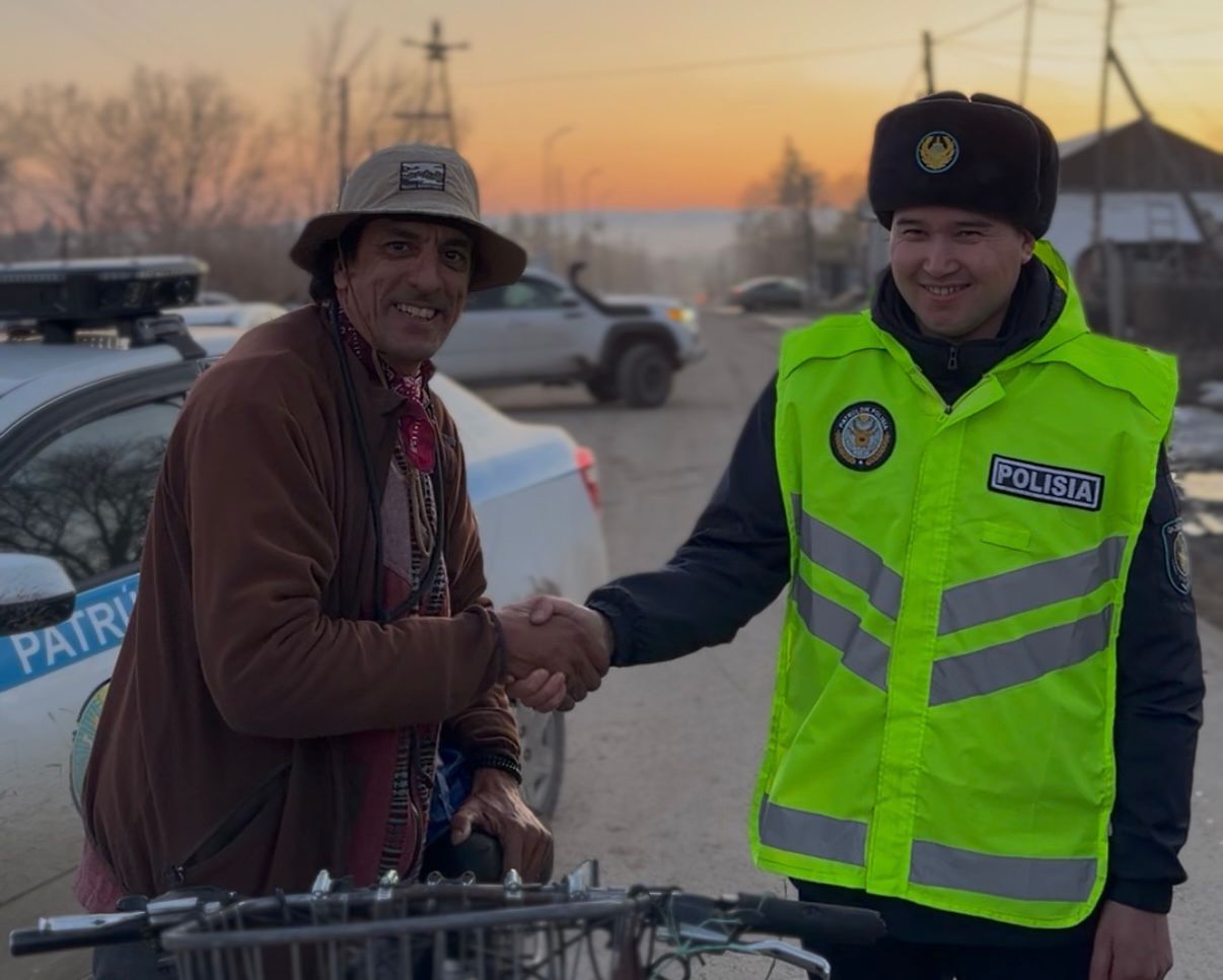 ШҚО полицейлері шетелдік велосаяхатшыға жолын жалғастыруға көмектесті