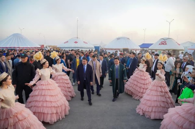 ТҮРКІСТАНДА ЗАМАНАУИ АТШАБАР РЕСМИ ТҮРДЕ АШЫЛЫП, НАУРЫЗ МЕЙРАМЫ ДҮБІРЛЕП ӨТТІ