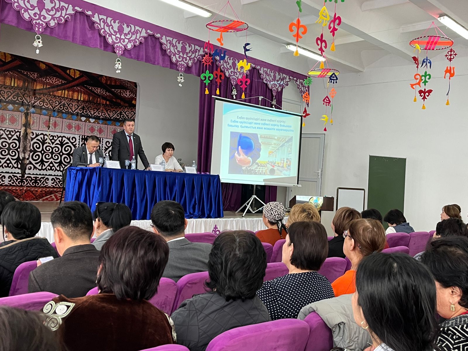 Махамбет ауданында «Е.Ағелеуов атындағы Махамбет орта мектебінің  базасында «Еңбек қауіпсіздігі және еңбекті қорғау жұмыстарын ұйымдастыру, ұжымдық шарттарды жасақтау» тақырыбында семинар өтті