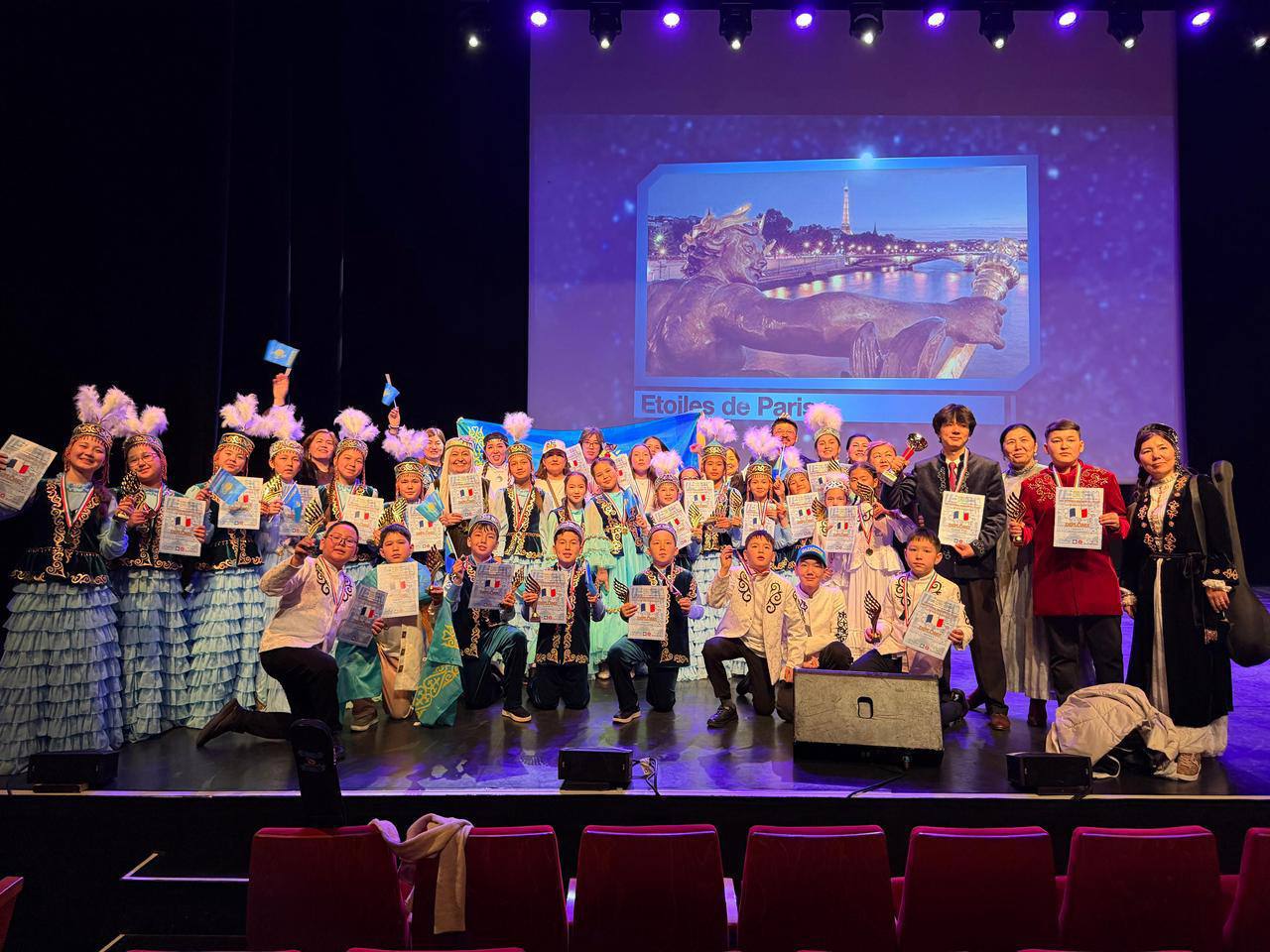 Маңғыстаулық оқушылар Париж қаласында өнер байқауында жүлдеге ие болды