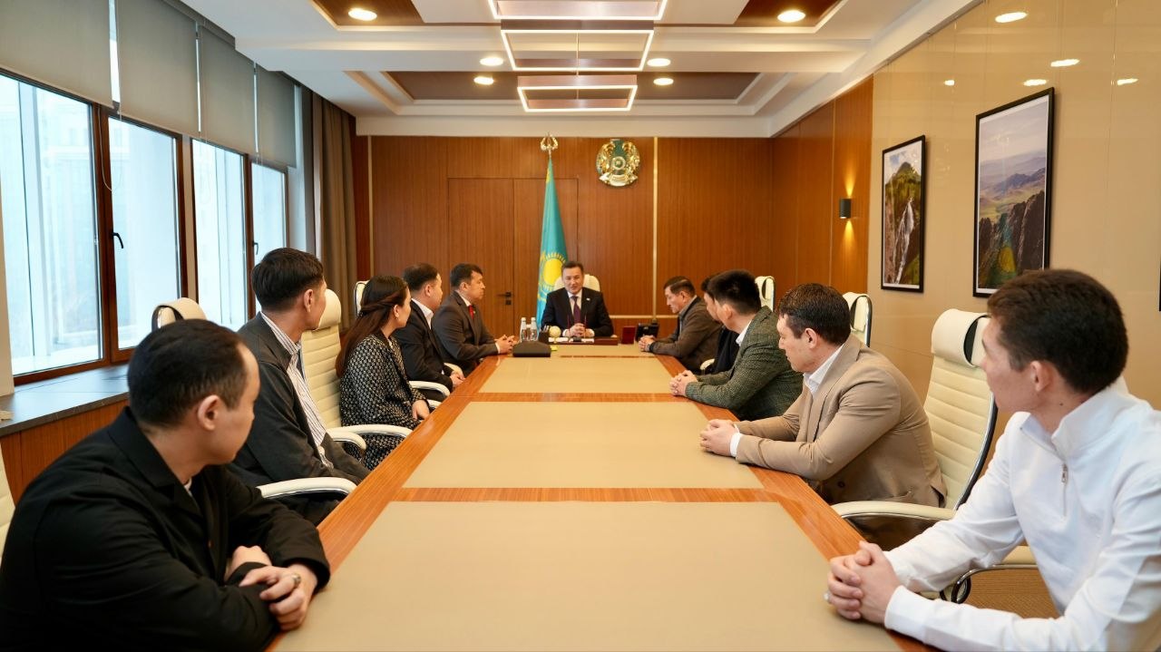 ШҚО әкімі республикалық командалық айтыстың жеңімпаздарымен кездесті