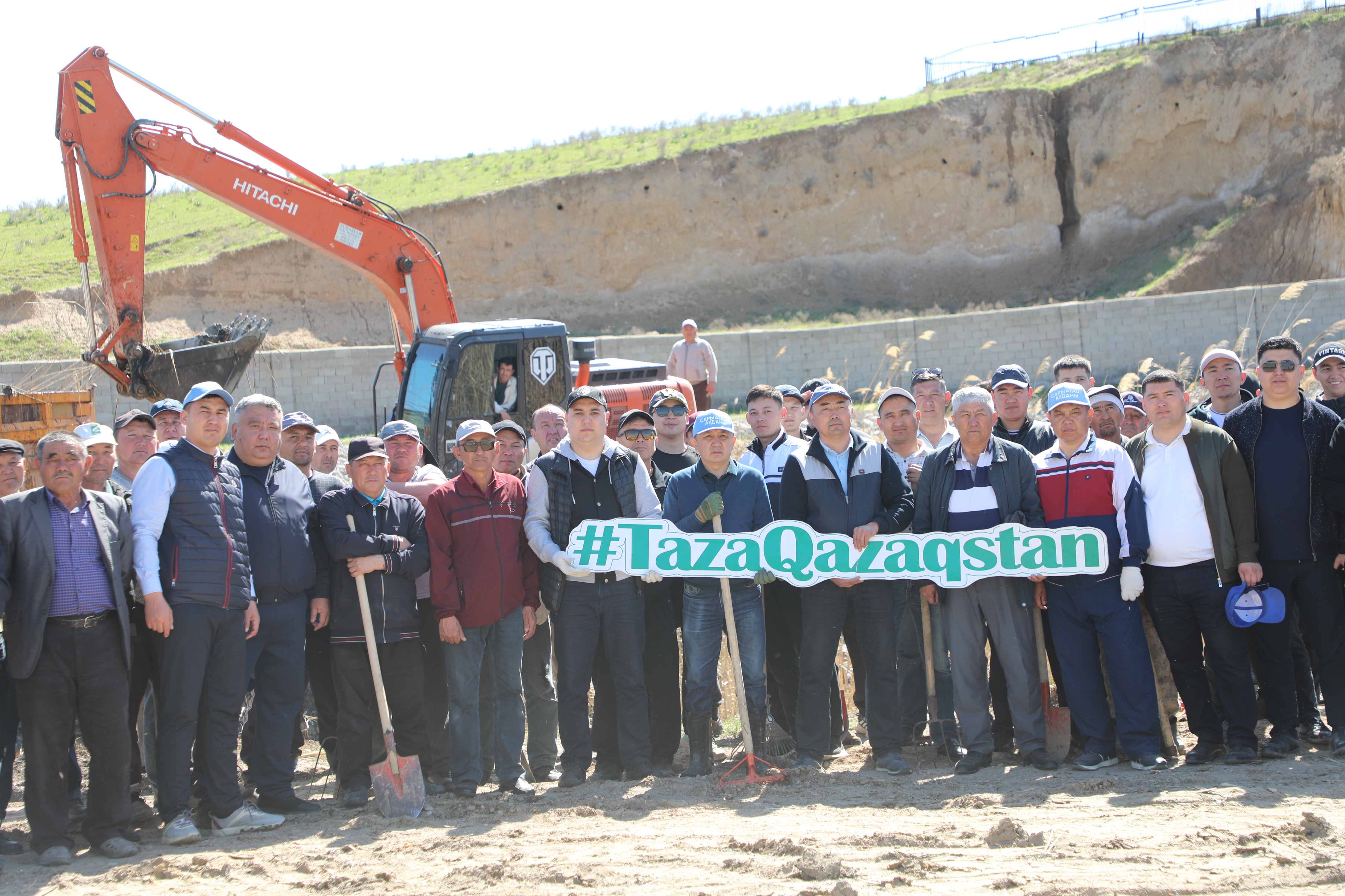 В САРЫАГАШСКОМ РАЙОНЕ В РАМКАХ ЭКОЛОГИЧЕСКОЙ АКЦИИ «МӨЛДІР БҰЛАҚ» ОЧИЩЕНЫ КАНАЛЫ И ОРОСИТЕЛЬНЫЕ СЕТИ