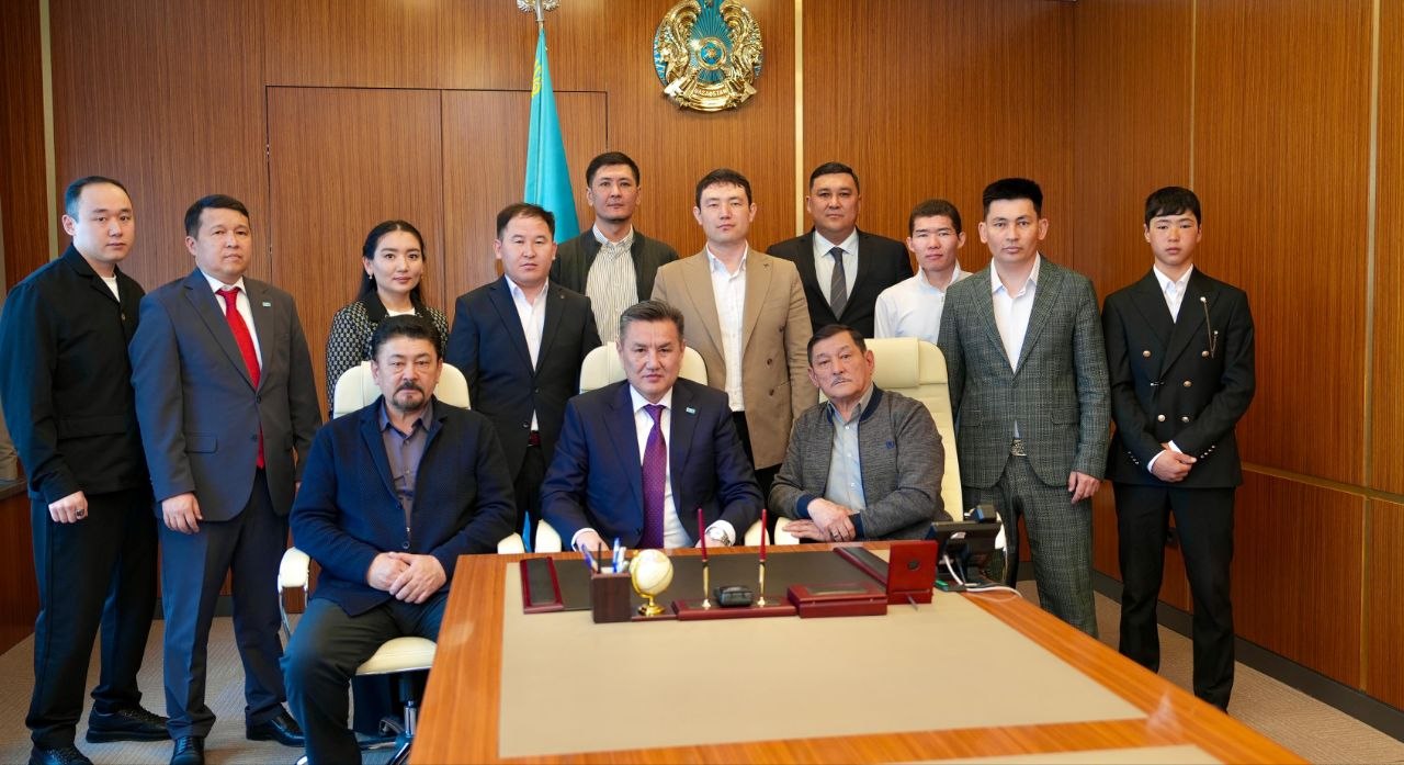 ШҚО әкімі республикалық командалық айтыста жеңімпаз атанған өңір ақындары мен дәстүрлі өнерпаздарын қабылдады