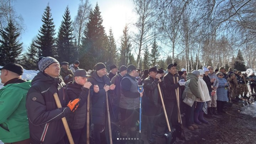 27 наурызда Алтай қаласында «Таза Қазақстан» республикалық экологиялық бағдарламасы аясында жалпықалалық сенбілік өтіп, оған мемлекеттік органдардың өкілдері мен кәсіпорындардың қызметкерлері қатысты.