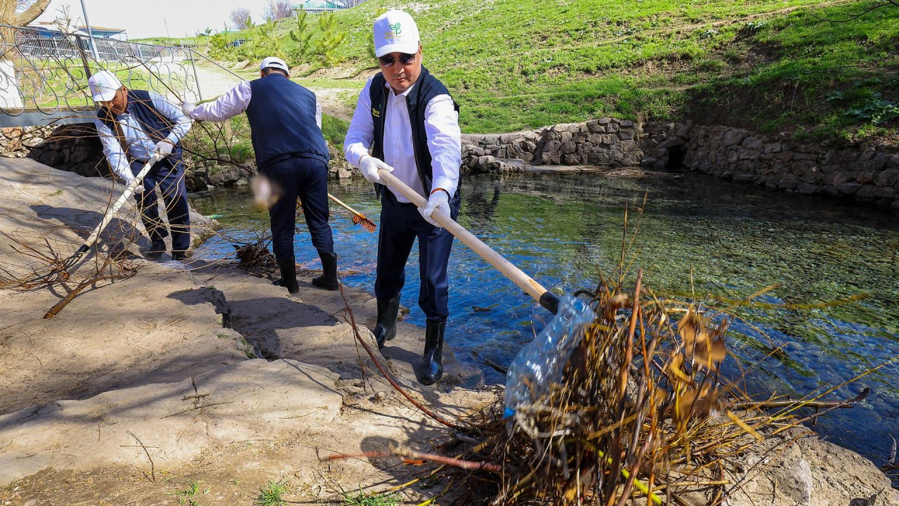 Таза Қазақстан»: Олжас Бектенов Түркістан облысында «Мөлдір бұлақ» акциясына қатысты