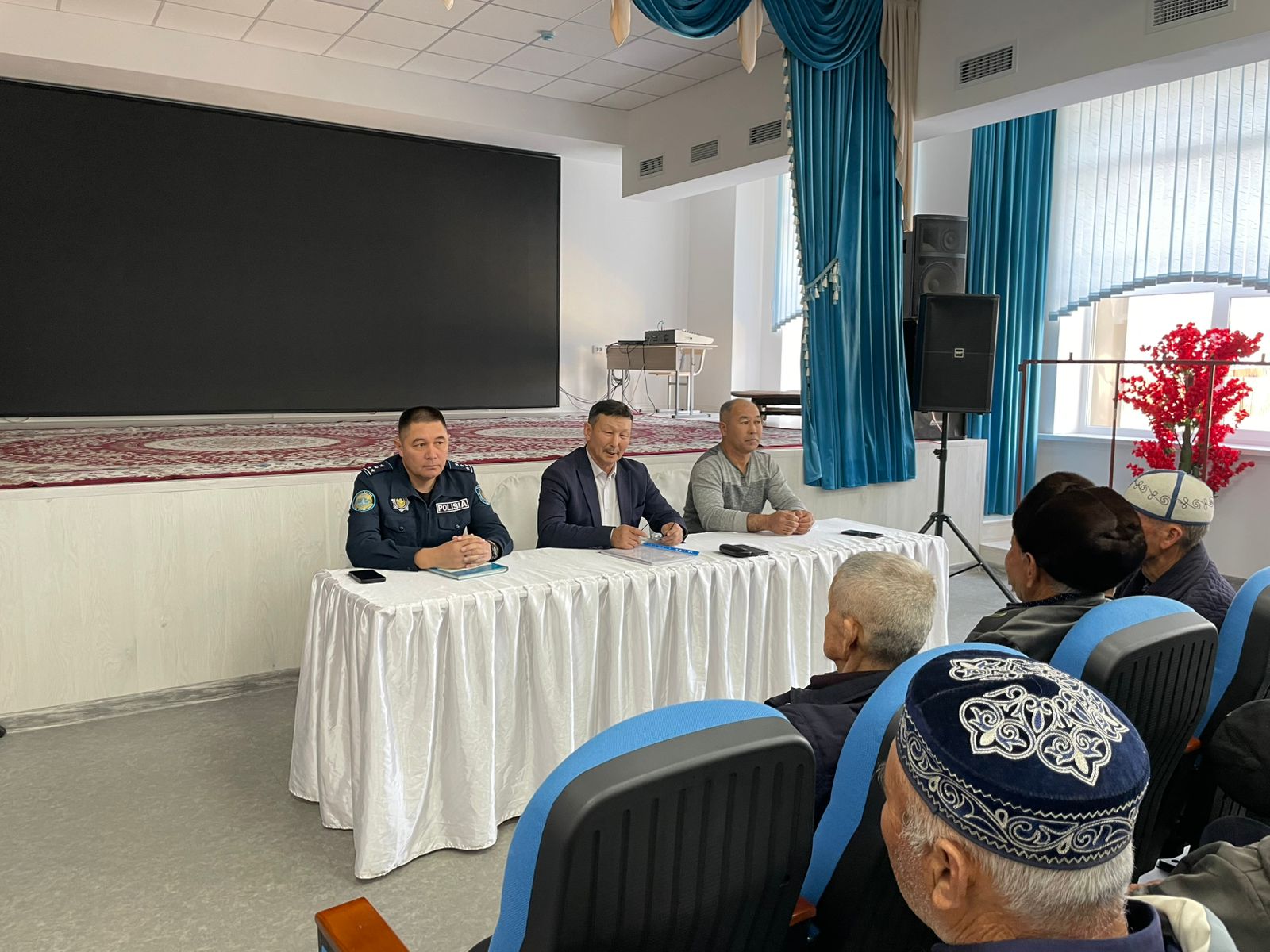 18 наурыз күні Әулиеағаш орта мектебінде ауыл әкімі халықпен кездесу өткізді.