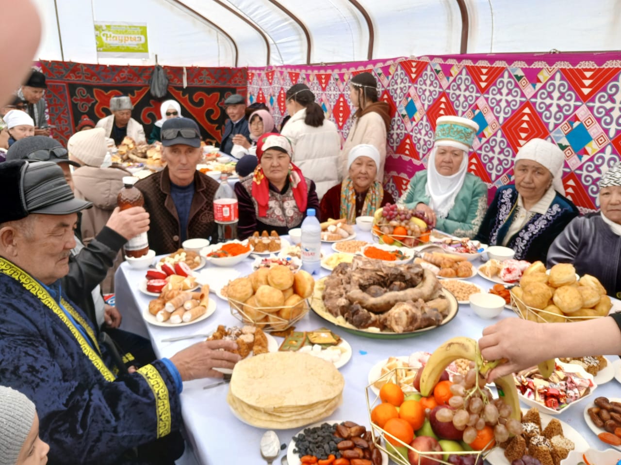 Кеншоқы ауылдық  округі бойынша "Әз-наурыз!"мерекесі кеңінен  аталып  өтті.Арнайы киіз үй құрылып,көшелер болып қазақы дастархан жайылды.Әр көше өз өнерлерін көрсетіп,ұлттық салт-дәстүрден көрініс   көрсетіп,түрлі сайыс түрлерін насихаттады.
