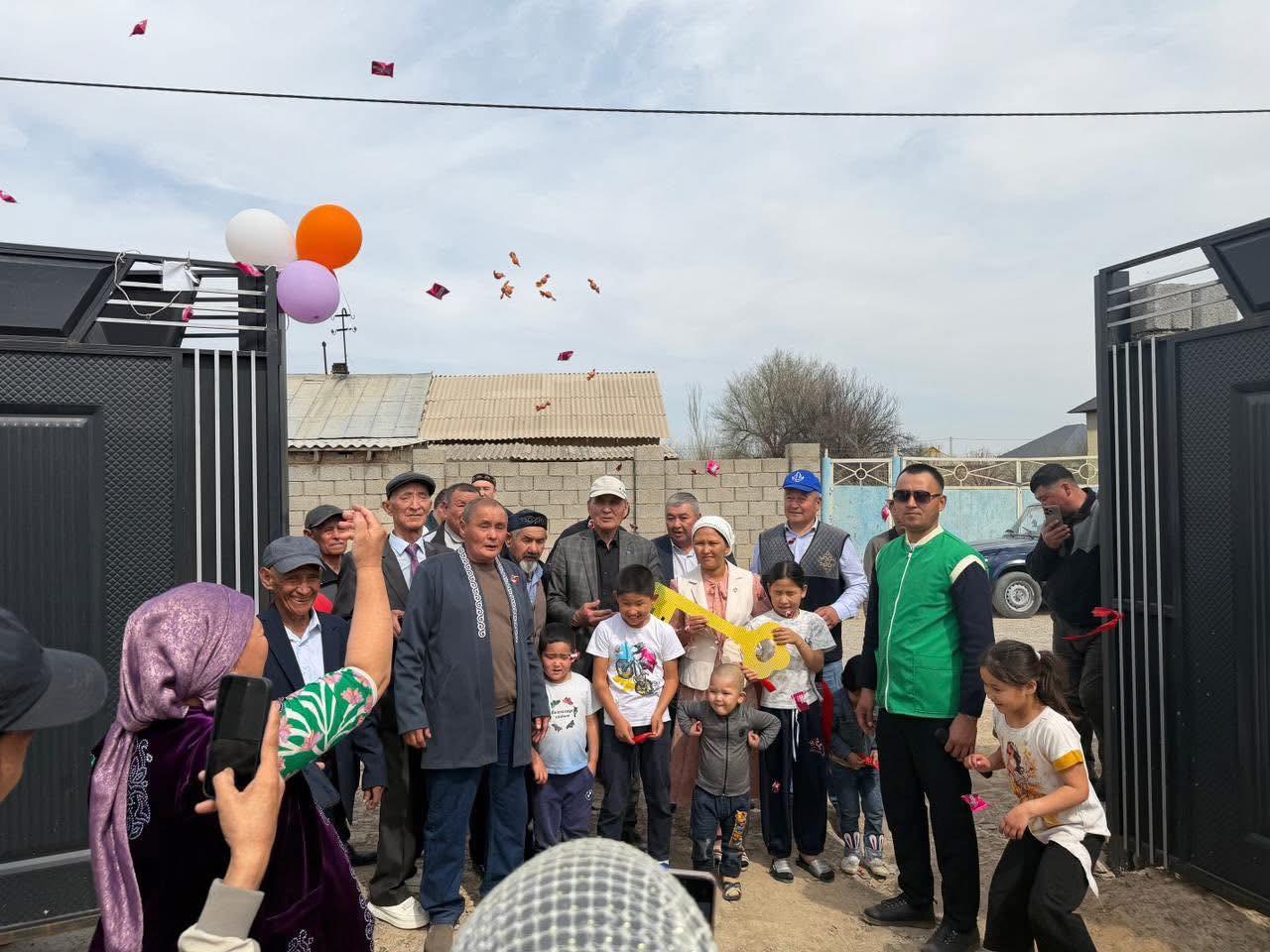 ТҮРКІСТАН: ТӨРТКҮЛ ТҰРҒЫНДАРЫ ТАҒЫ БІР ОТБАСЫНА БАСПАНА СЫЙЛАДЫ