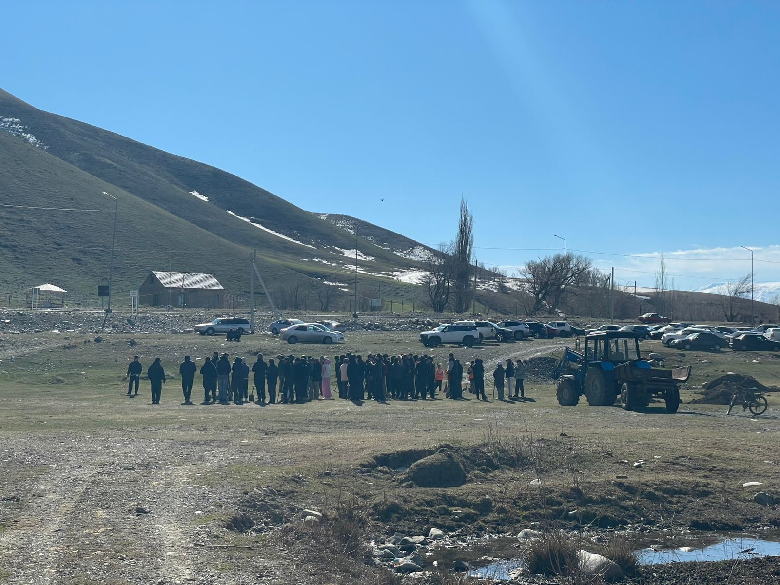 Кербұлақ ауданы, Көксу ауылдық округі, Көксу ауылында  Көксу өзенінің бойында экологиялық бағдарламасы аясында сенбілік өткізілді.