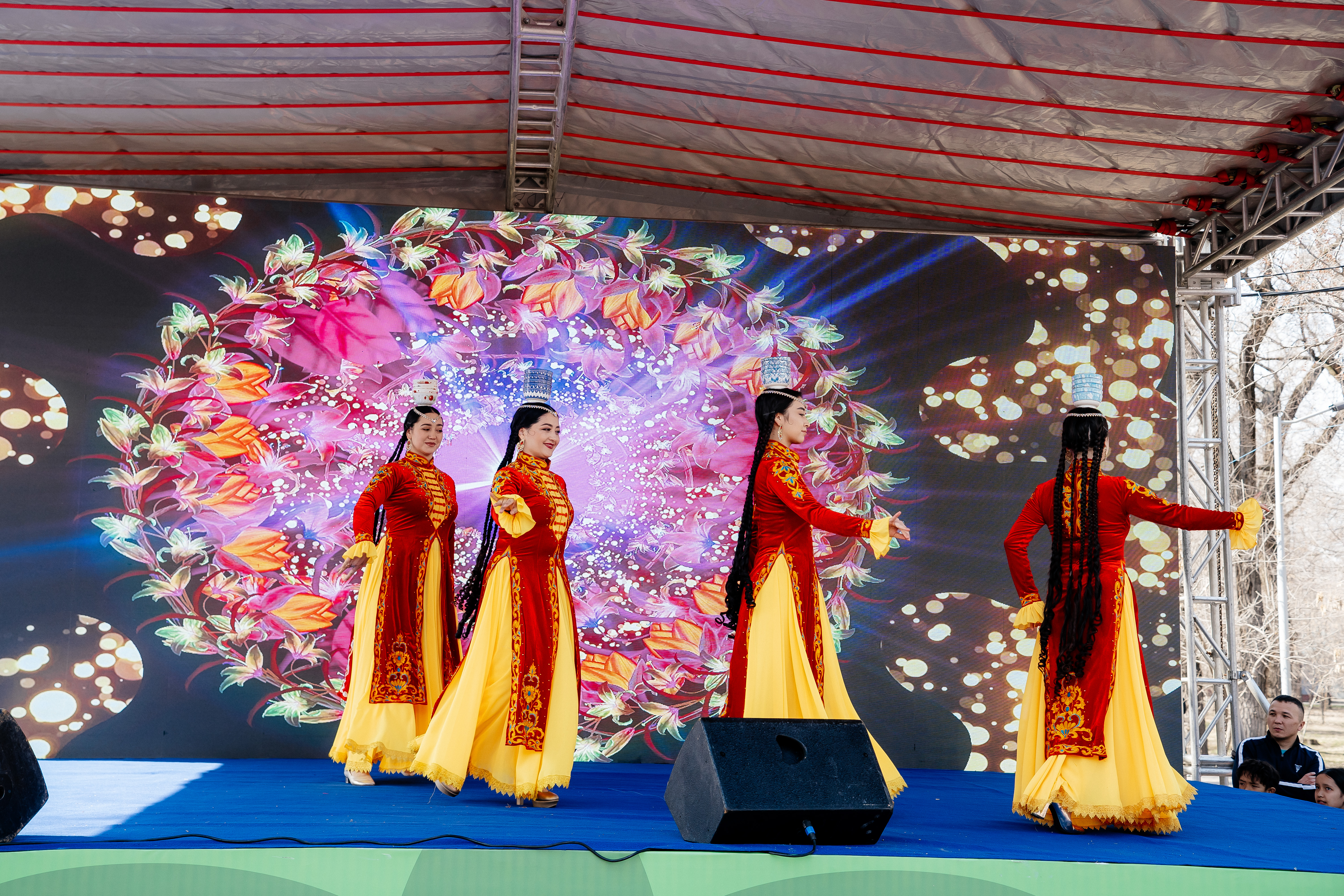 Сейфуллин атындағы саябақта жүздеген алматылықтар Наурыз мейрамын қарсы алды