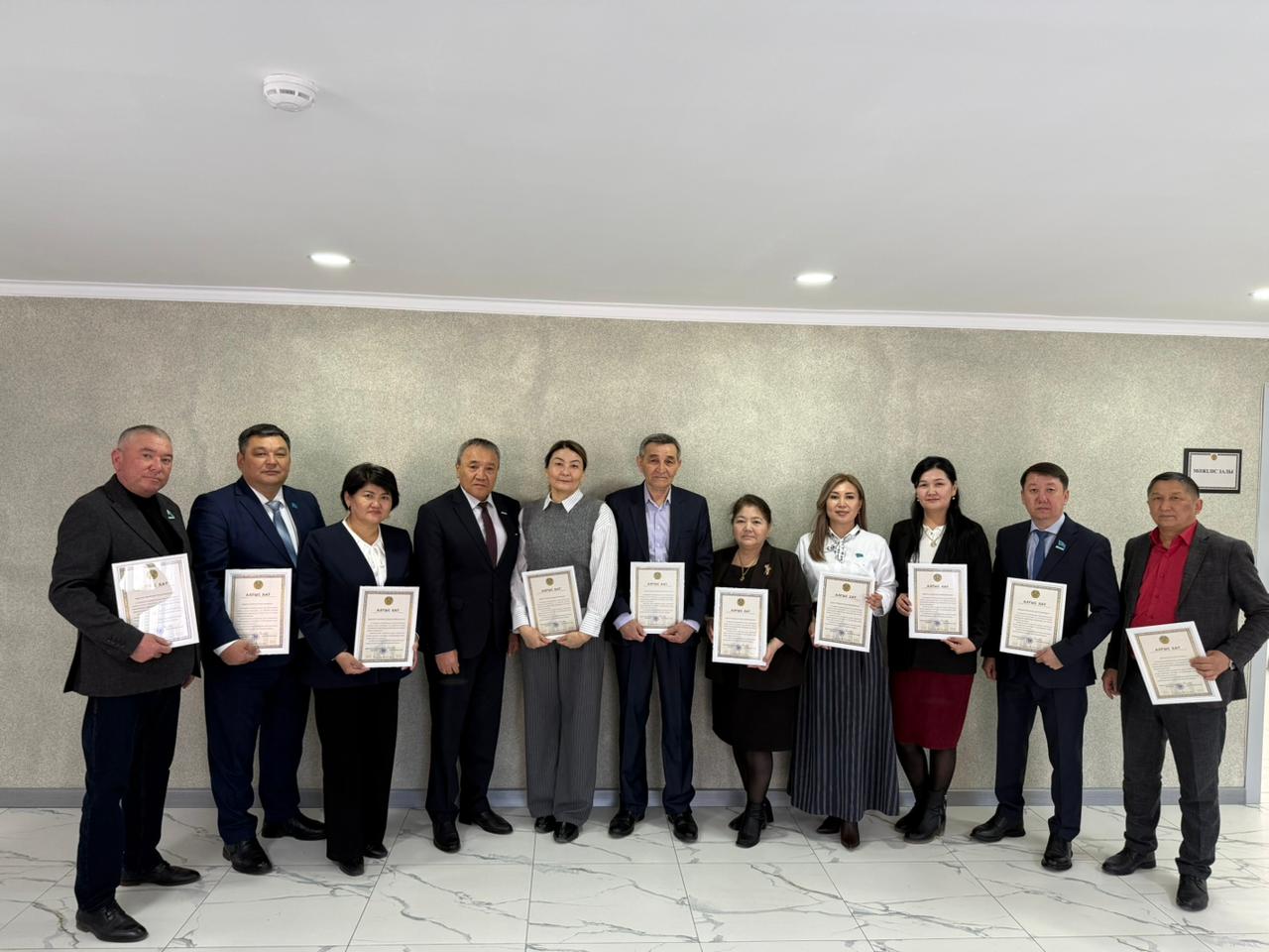 Қазақстан Республикасының қоғамдық-саяси өміріндегі маңызды реформаларды жүзеге асыруға қосқан үлестері үшін мәслихат депутаттары арнайы алғыс хаттармен марапатталды.