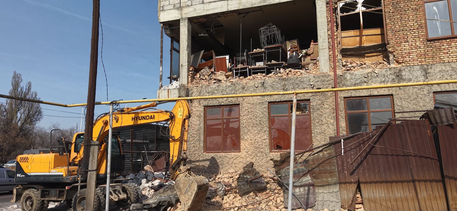 Алматыда сот шешімімен ірі ғимарат бұзылып жатыр