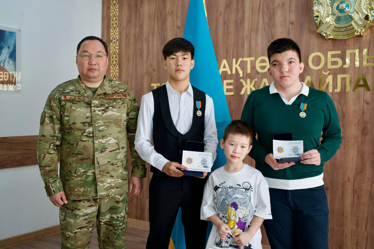 Ақтөбелік азаматтар баланы құтқарғаны үшін наградталды