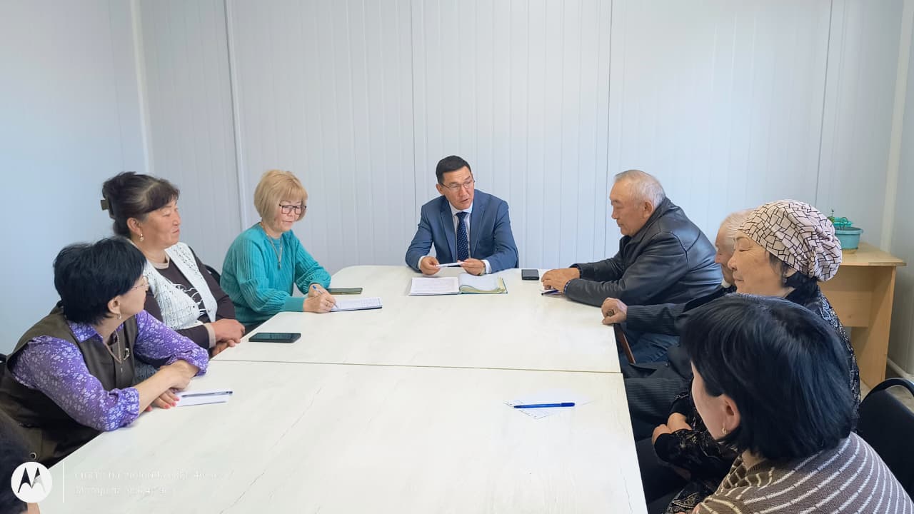 «Таза Қазақстан» республикалық экологиялық акциясы аясында округ әкімшілігінде округ әкімі ауылдың бірқатар белсенді азаматтарымен кездесу өтті