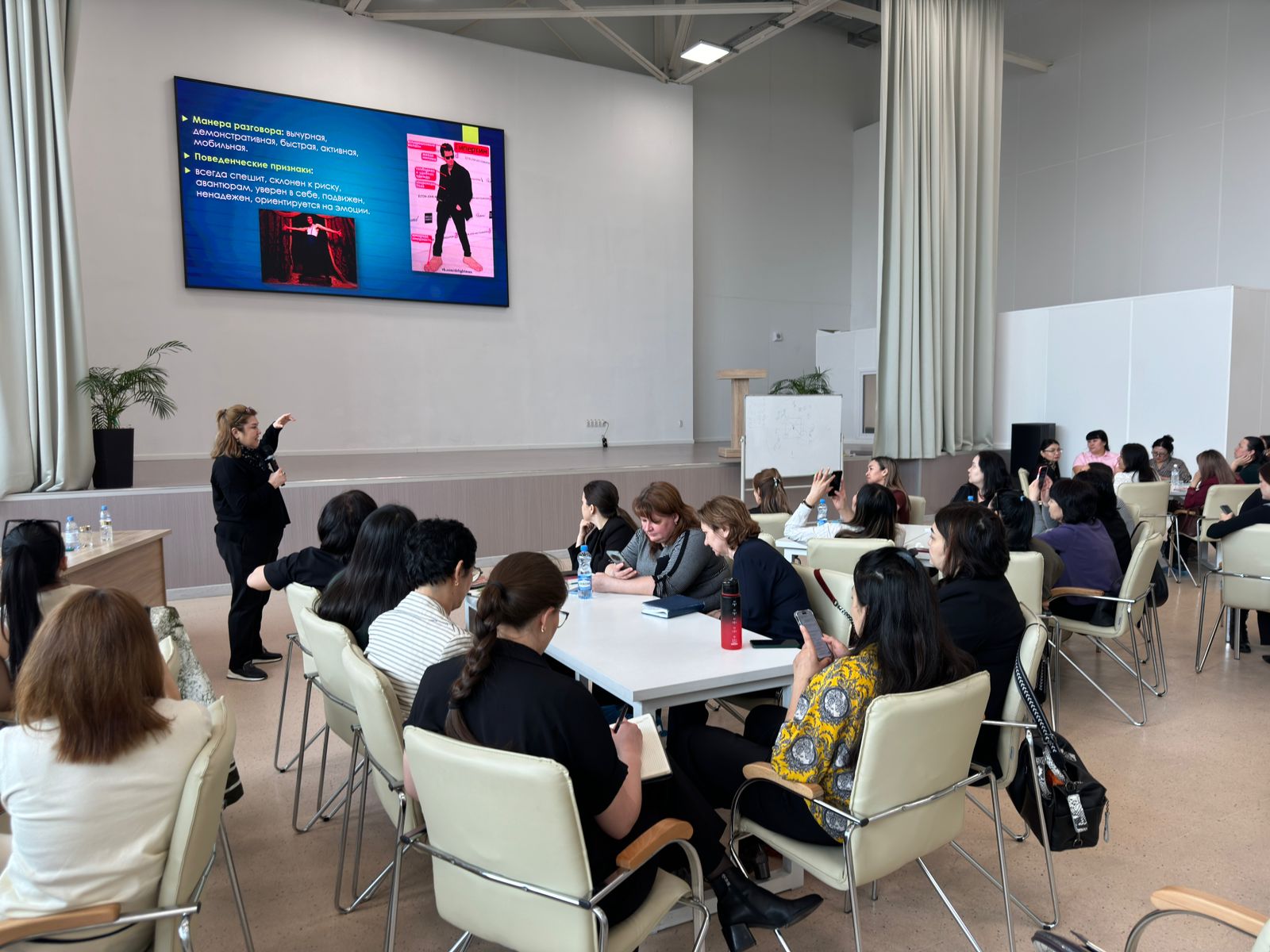 Мектеп психологтарына арналған "Психолог жұмысы барысында кәмелетке толмағандар арасындағы радикализм белгілерін анықтау" тақырыбында оқыту семинары өтіп жатыр.