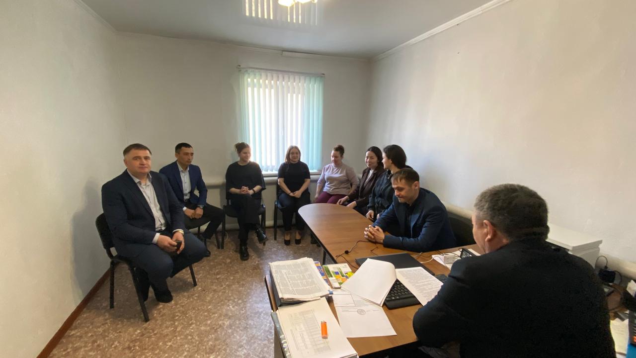 Эксперт-главный специалист Управления государственных услуг Департамента Агенства по делам государственной службы по СКО Аубакирова А.О. и главный специалист по вопросам оказания государственных услуг аппарата акима Есильского района Октябрь А.А. совместно с руководителем отдела сельского хозяйства и ветеринарии Туменбаев Е.Т. провели рабочий семинар посвящённый вопросам соблюдения законодательства в сфере оказания государственных услуг с участием всех сотрудников.