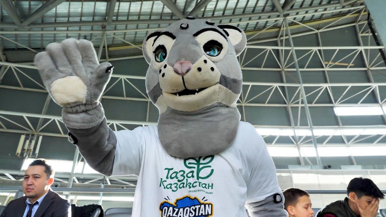 «Таза Қазақстан»: жас футболшылар Қазақстан мен Комор аралдары матчында экоакция өткізді