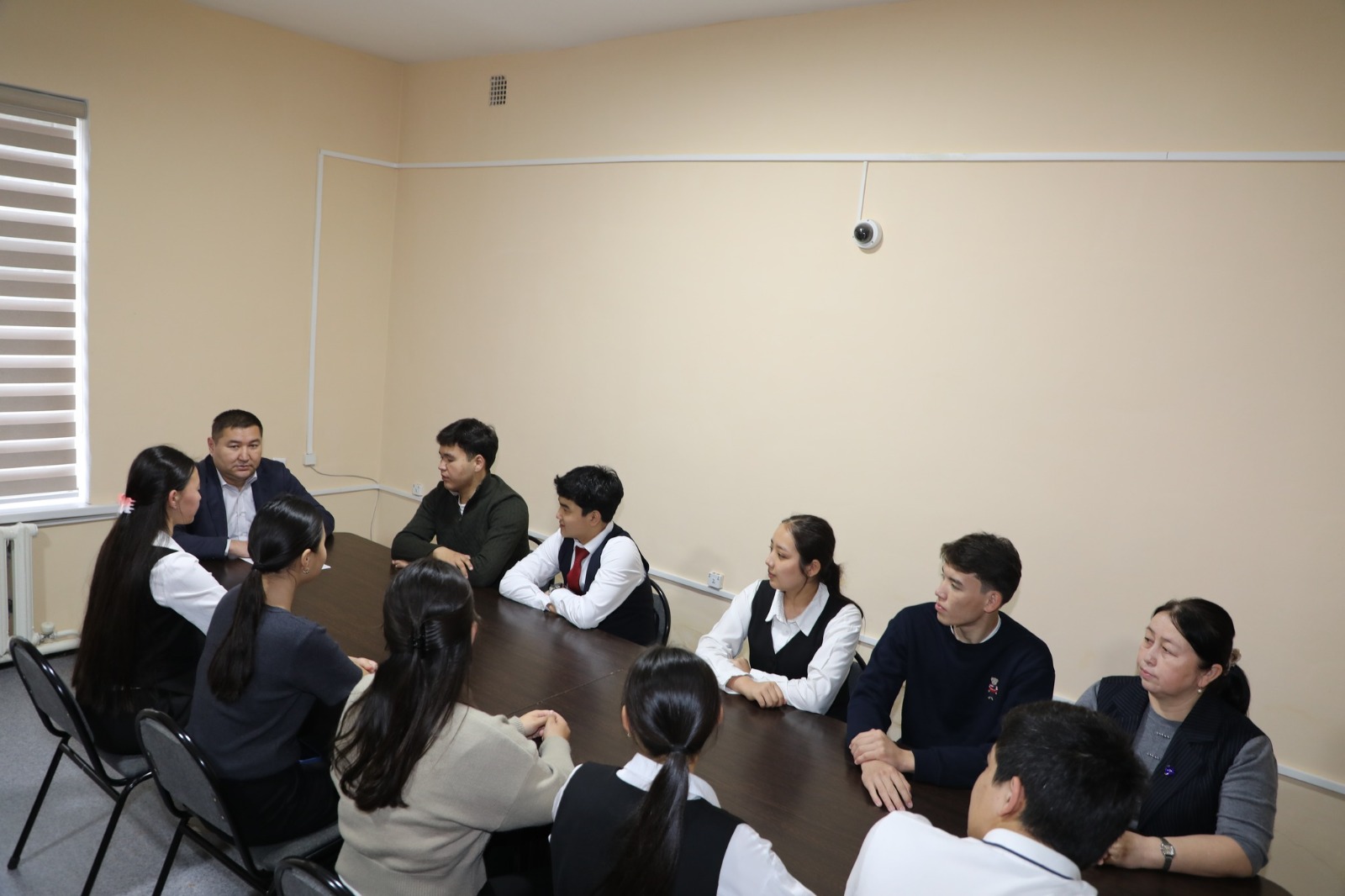 МАҚТААРАЛДА МЕКТЕП БІТІРУШІ СЫНЫП ОҚУШЫЛАРЫНА МЕМЛЕКЕТТІК ҚЫЗМЕТТІҢ МҮМКІНДІКТЕРІ ТАНЫСТЫРЫЛДЫ