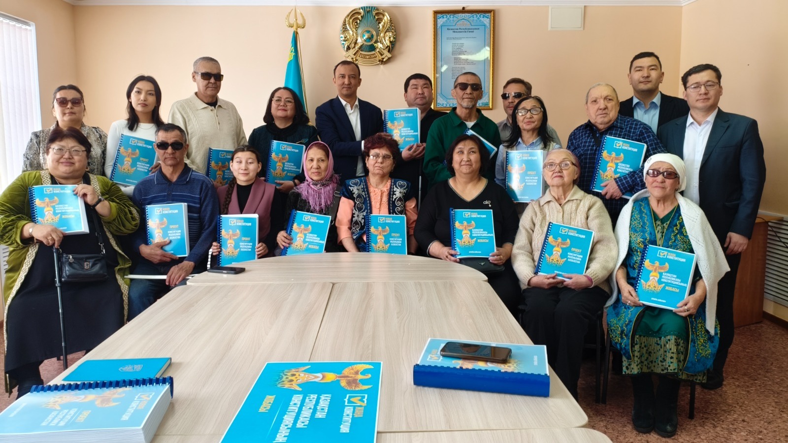 Қолжетімді құқық: Қарағанды облысында жаңа Конституция жобасы Брайль қарпімен басылып шықты