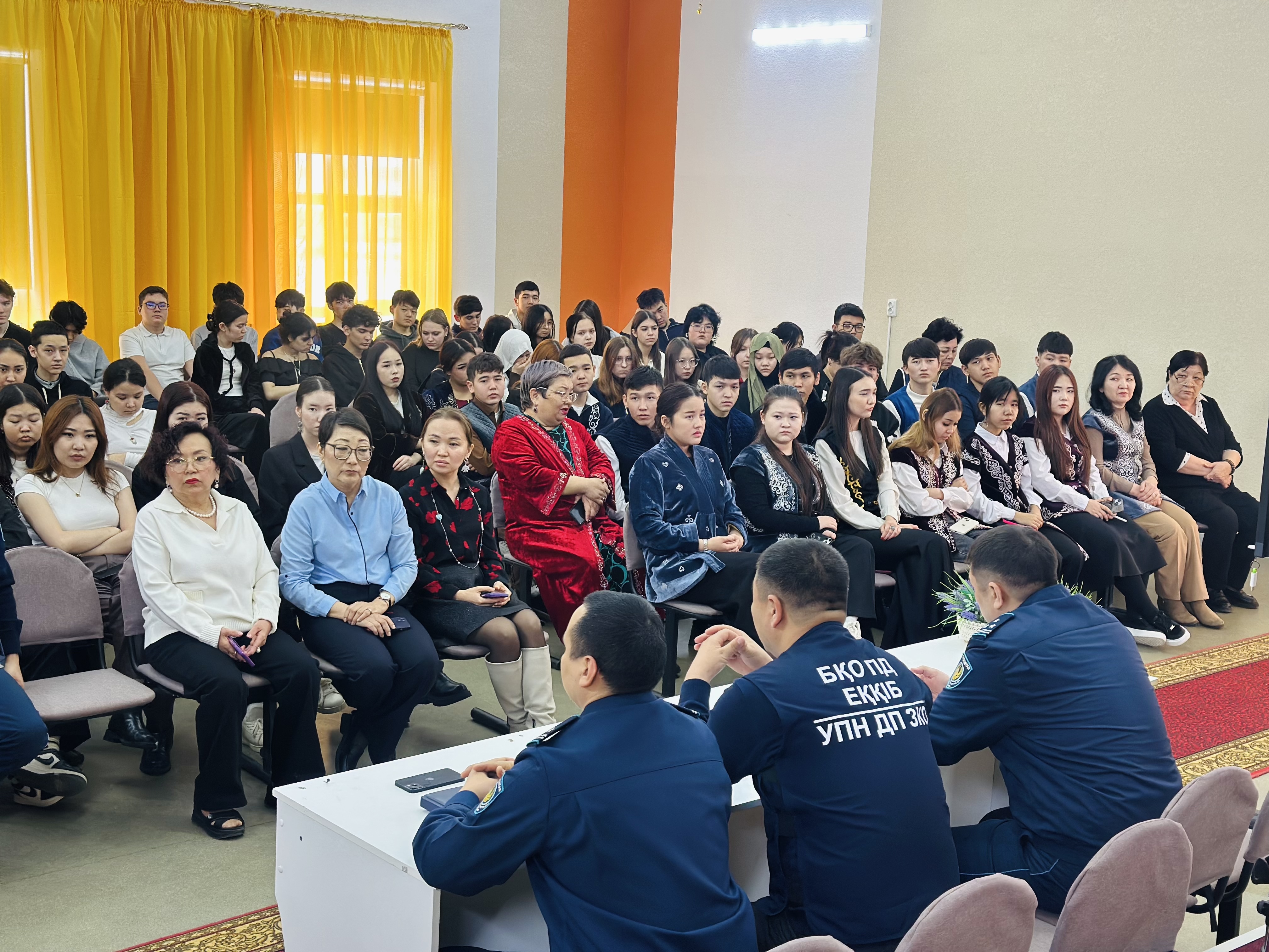 БҚО-да “Заң мен тәртіп” қағидаты аясында колледж студенттерімен профилактикалық кездесу өтті