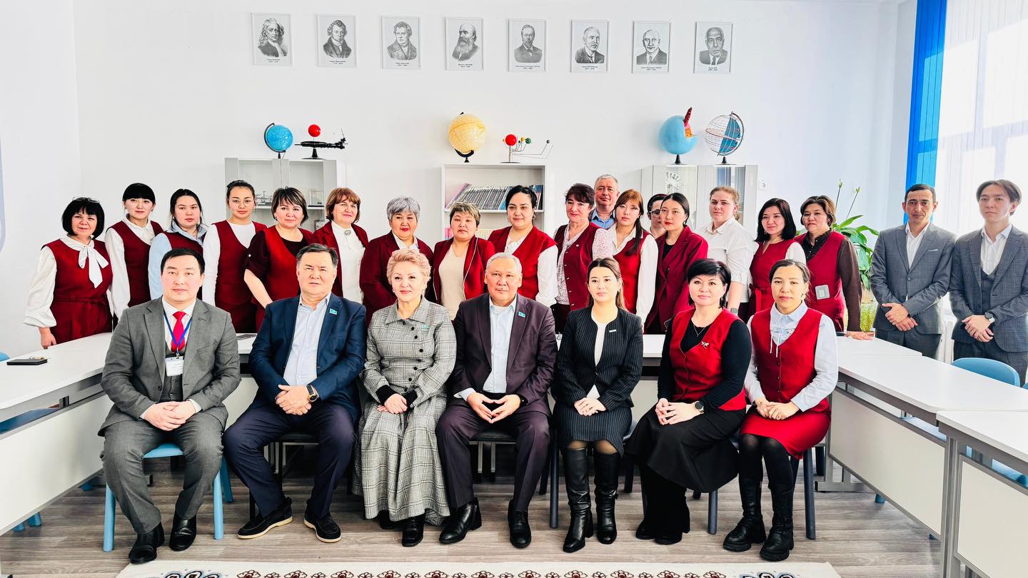 Жаңа конституция жобасының негізгі ережелерін түсіндіру мақсатында Жақсы ауданына жұмыс сапарымен Қазақстан Республикасы Парламенті Сенатының депутаттары - Н.Ж. Бекенов пен Т. Т. Жүнісов келді.