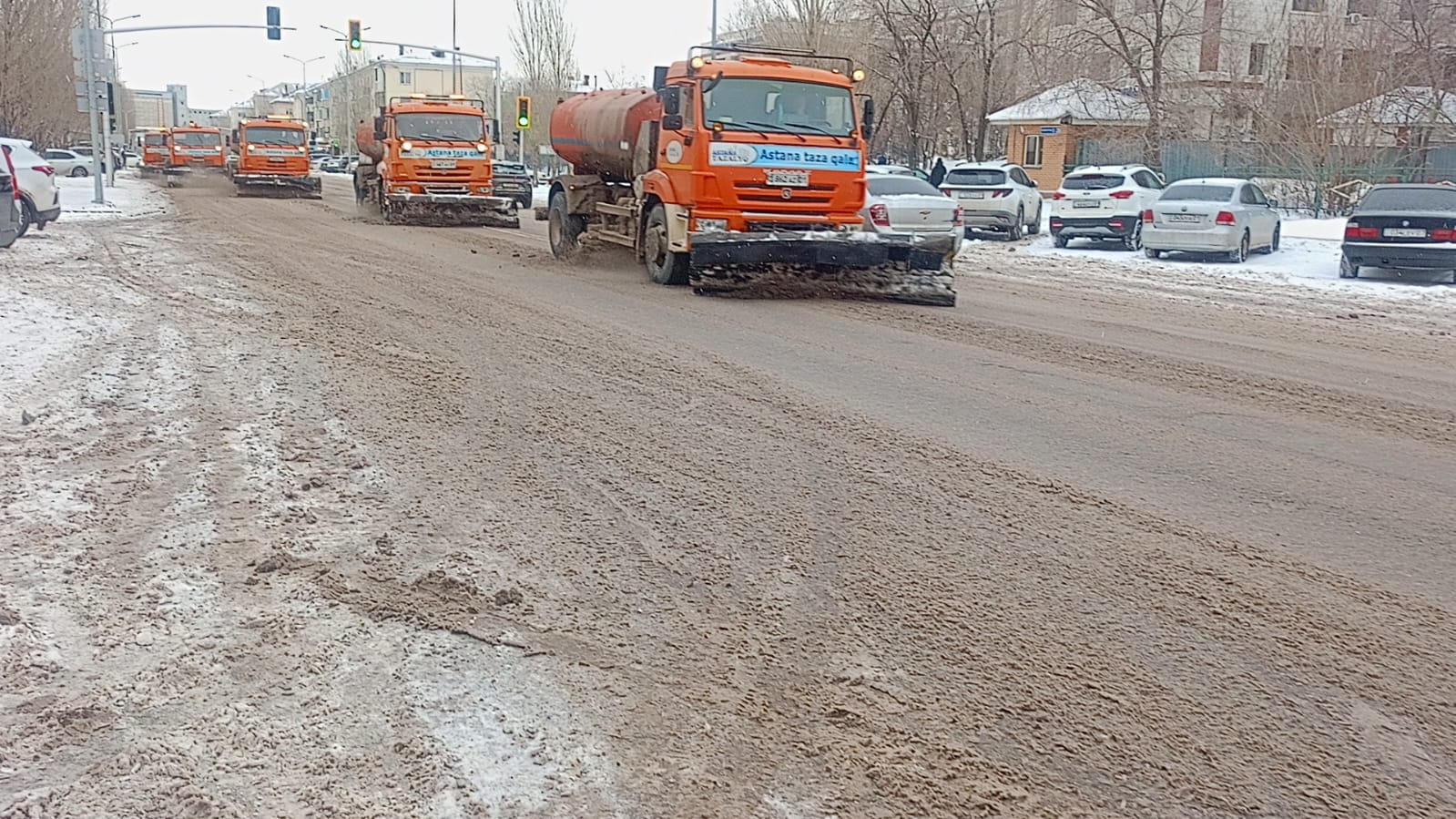 Около трех тысяч дорожных рабочих задействовано в снегоуборочных работах в Астане