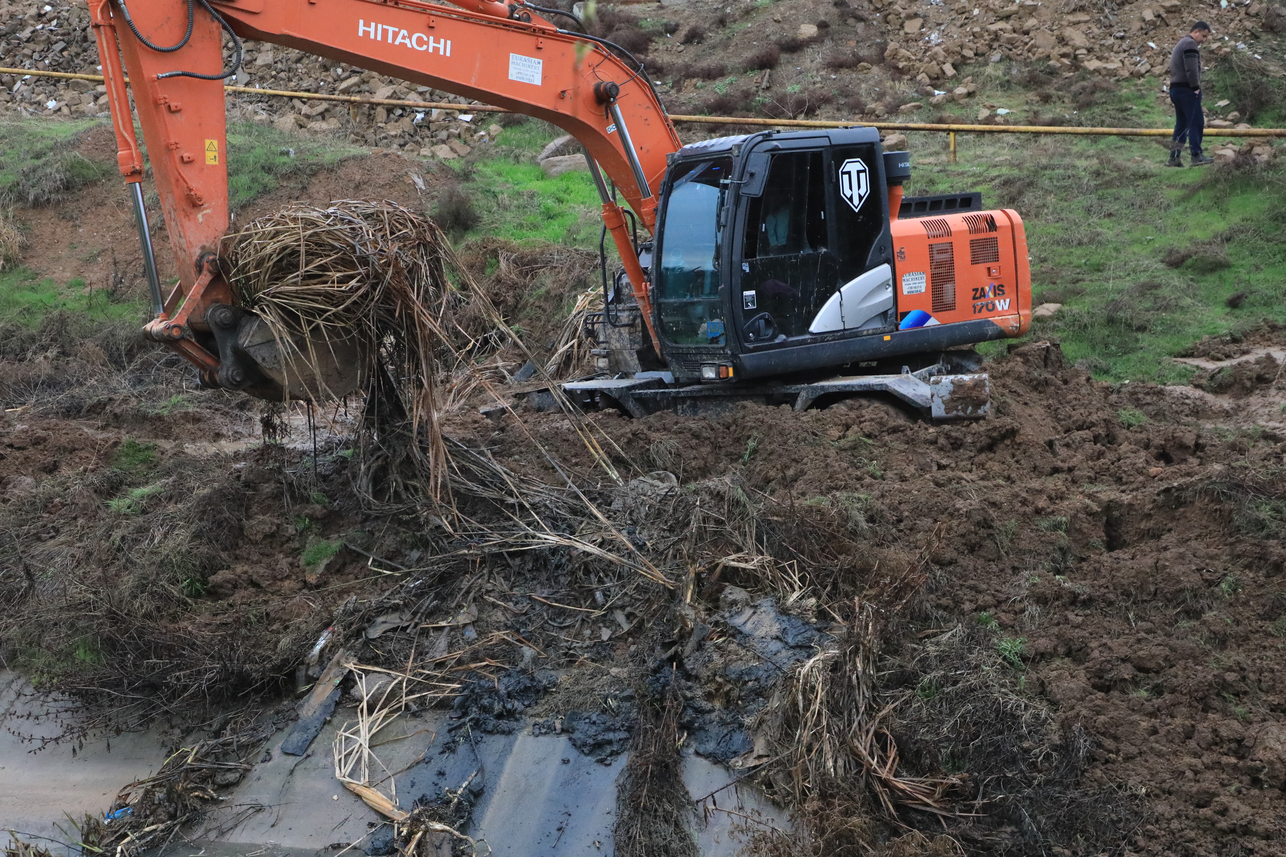 САРЫАГАШ: ПРОВОДЯТСЯ РАБОТЫ ПО ОЧИСТКЕ ИРРИГАЦИОННЫХ КАНАЛОВ ДЛЯ ОБЕСПЕЧЕНИЯ СЕЛЬСКОХОЗЯЙСТВЕННЫХ УЧАСТКОВ ОРОСИТЕЛЬНОЙ ВОДОЙ