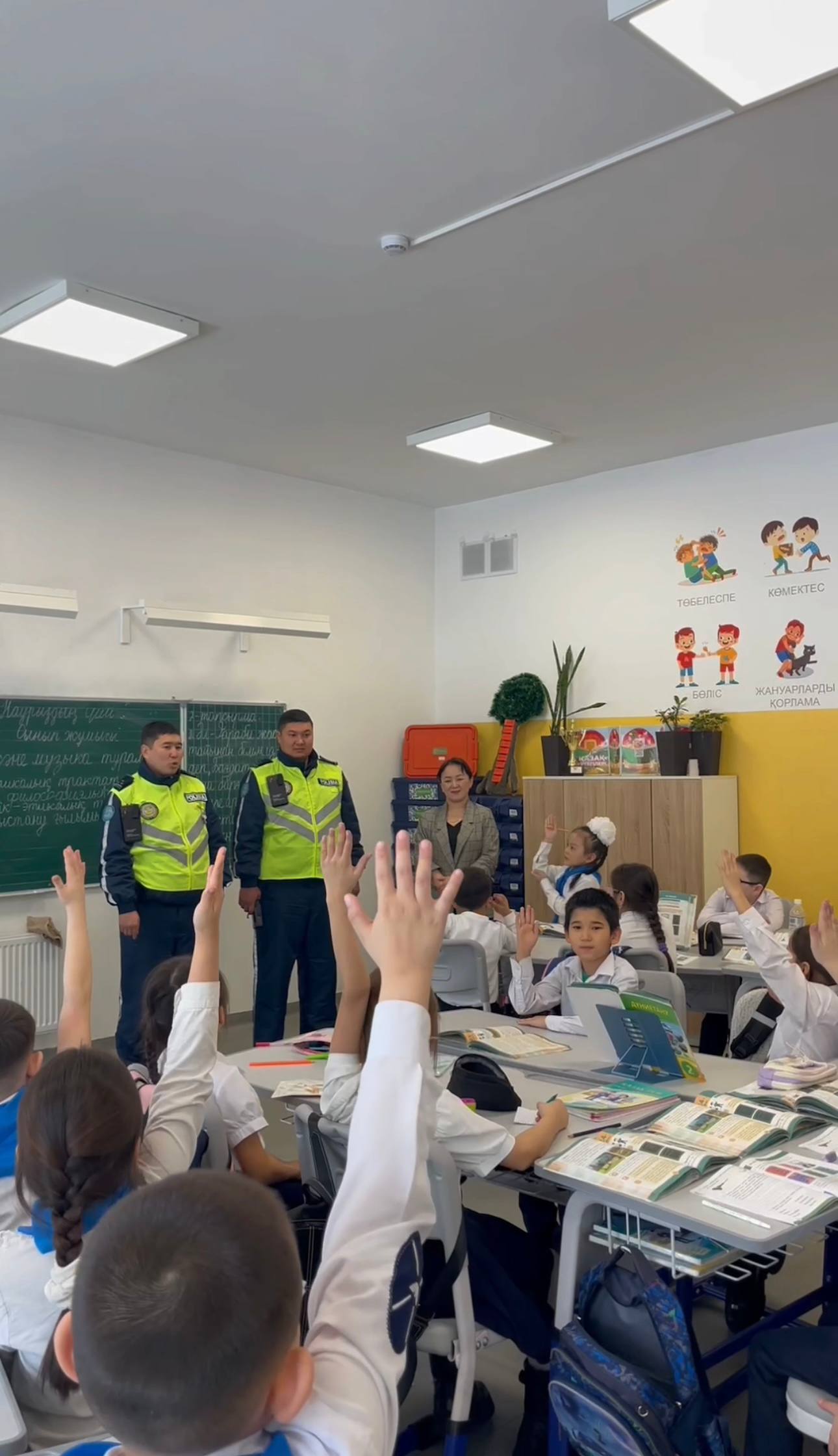 Абай облысында патрульдік полиция қызметкерлері 100-ге жуық мектеп оқушысына жол қауіпсіздігі бойынша сабақ өткізді