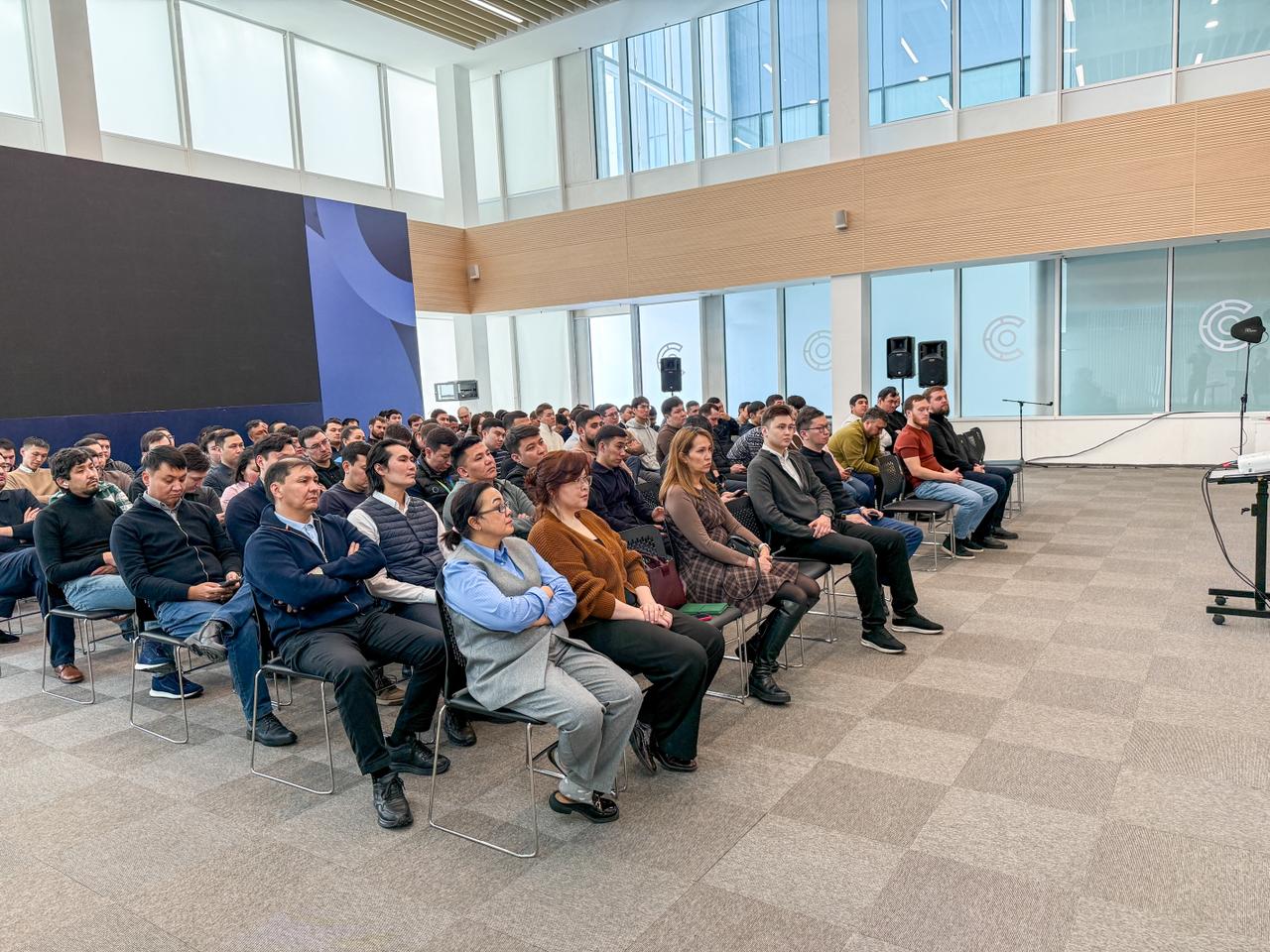 ПРОЕКТ НОВОЙ КОНСТИТУЦИИ ОБСУДИЛИ С СОТРУДНИКАМИ PRESIGHT AI