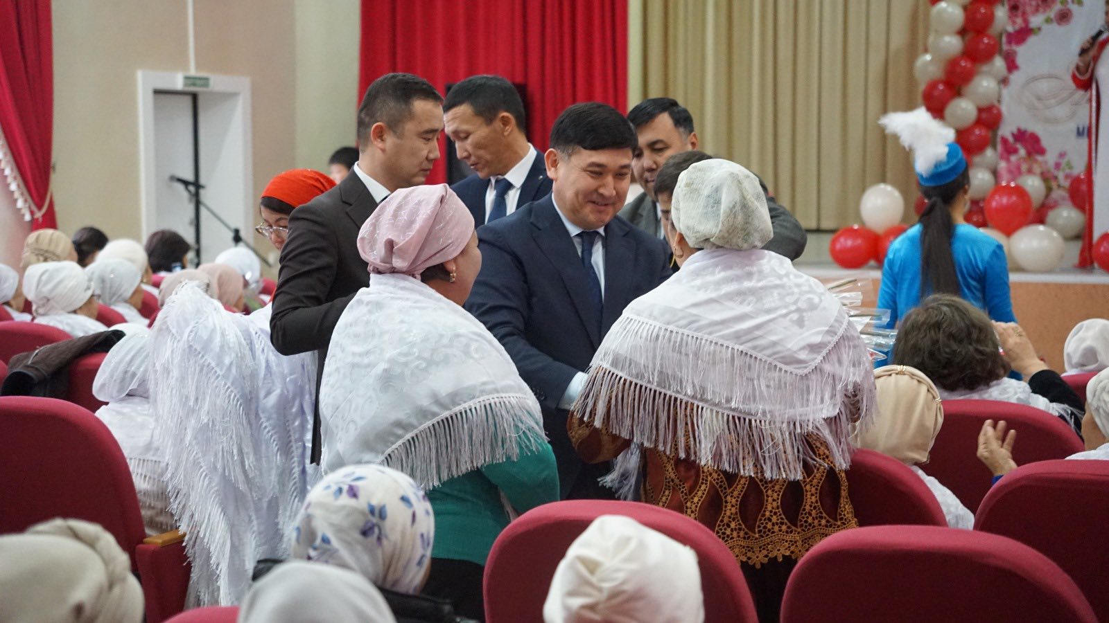 КӨКТЕМ МЕРЕКЕСІНДЕГІ ҚҰРМЕТ: АУДАН ӘКІМІ АРНАЙЫ БАРЫП НӘЗІК ЖАНДЫЛАРДЫ 8 НАУРЫЗ МЕРЕКЕСІМЕН ҚҰТТЫҚТАДЫ