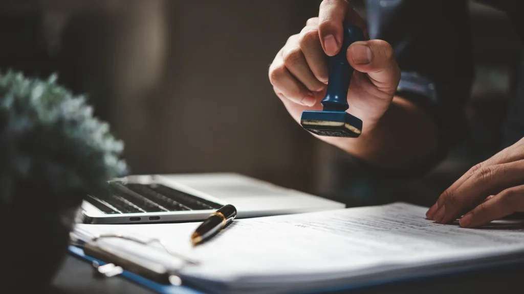 Жеке нотариус жасайтын нотариаттық әрекеттер және өзге де көрсетілетін қызметтер үшін ақы төлеуден кімдер босатылады?