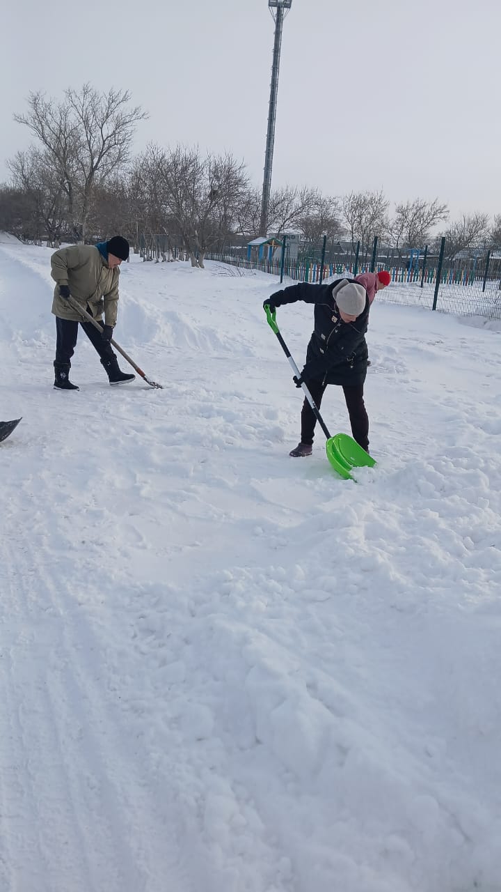 Уборка снега на территории детской площадки