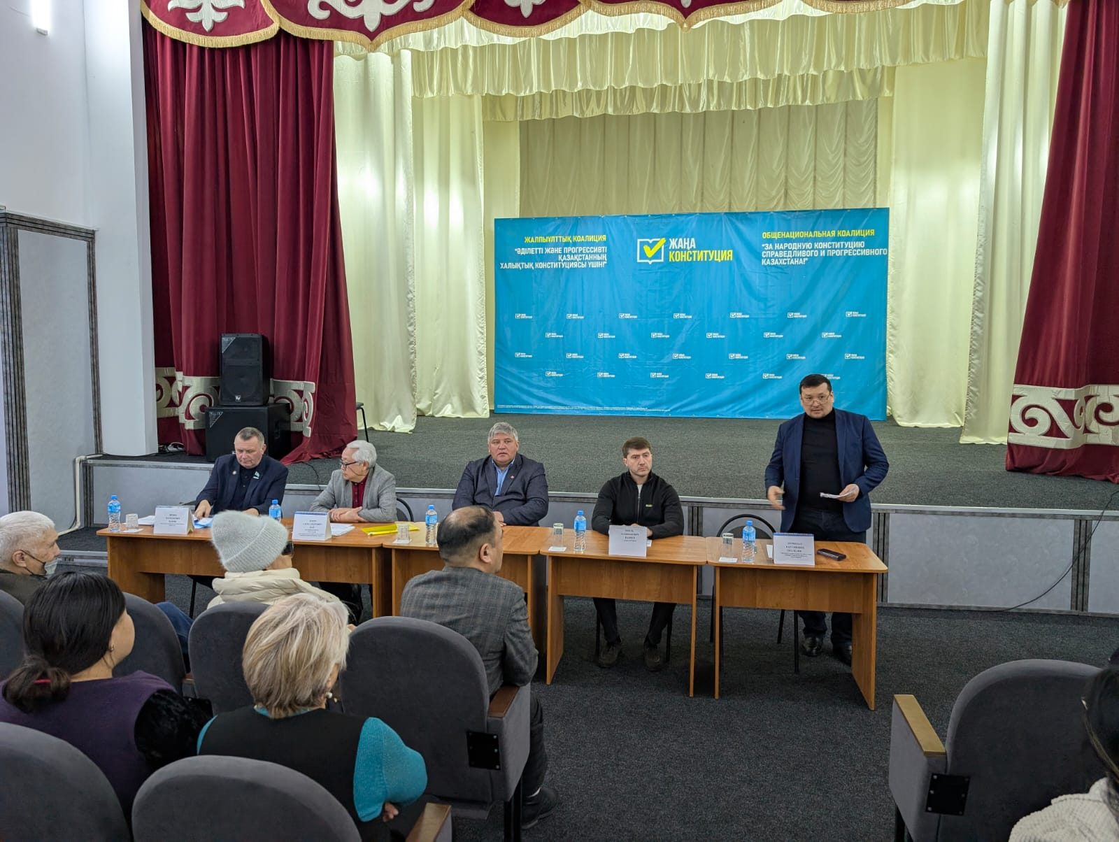 В селе Дубовка состоялась встреча членов областной и районной коалиций «За Народную Конституцию Справедливого и Прогрессивного Казахстана!» с жителями села по разъяснению норм проекта новой Конституции Казахстана, на которой были даны детальные разъяснения по предлагаемым изменениям и дополнениям в Конституцию